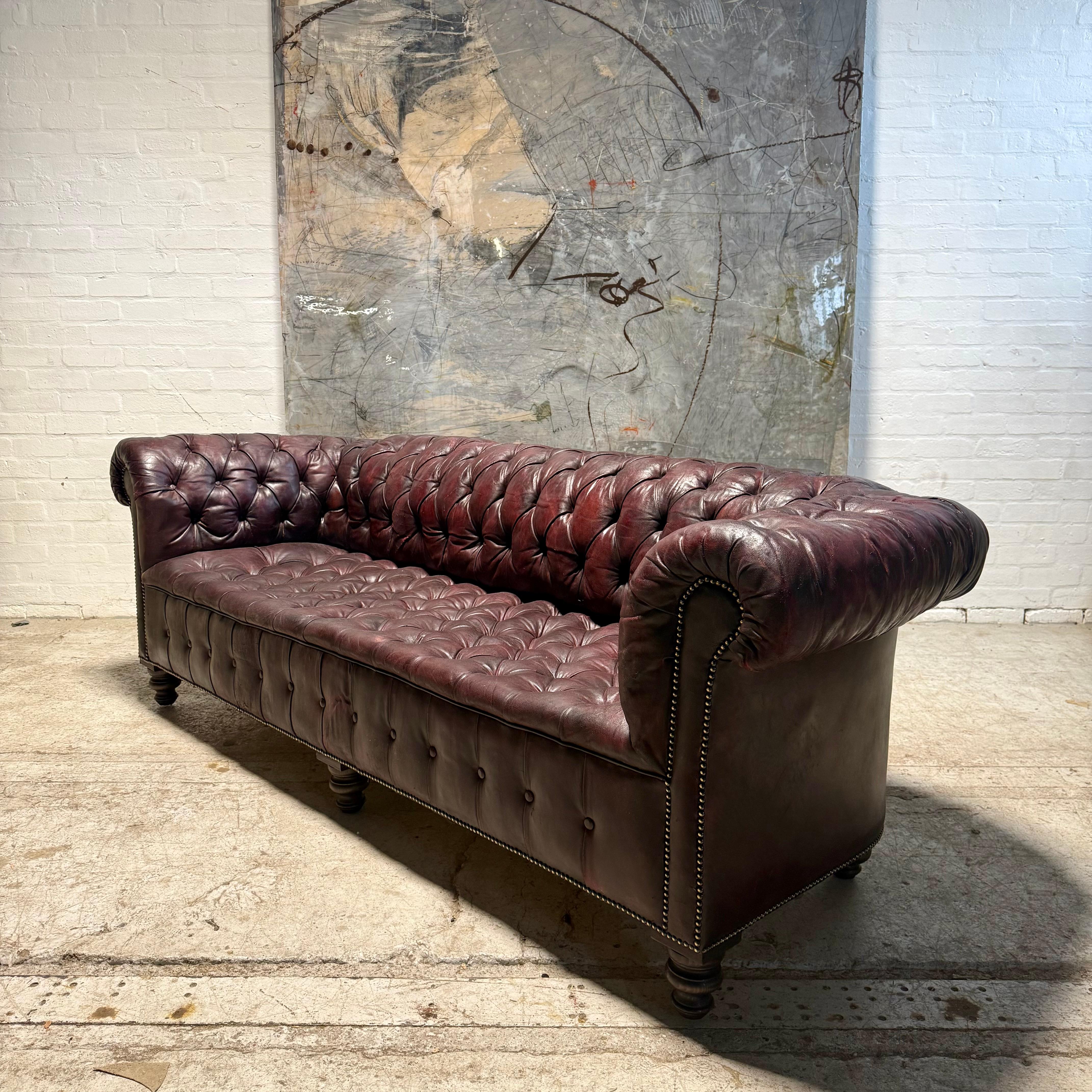 Divano Chesterfield in pelle tinta a mano - circa 1900 - riempito di pelo di cavallo in vendita 4