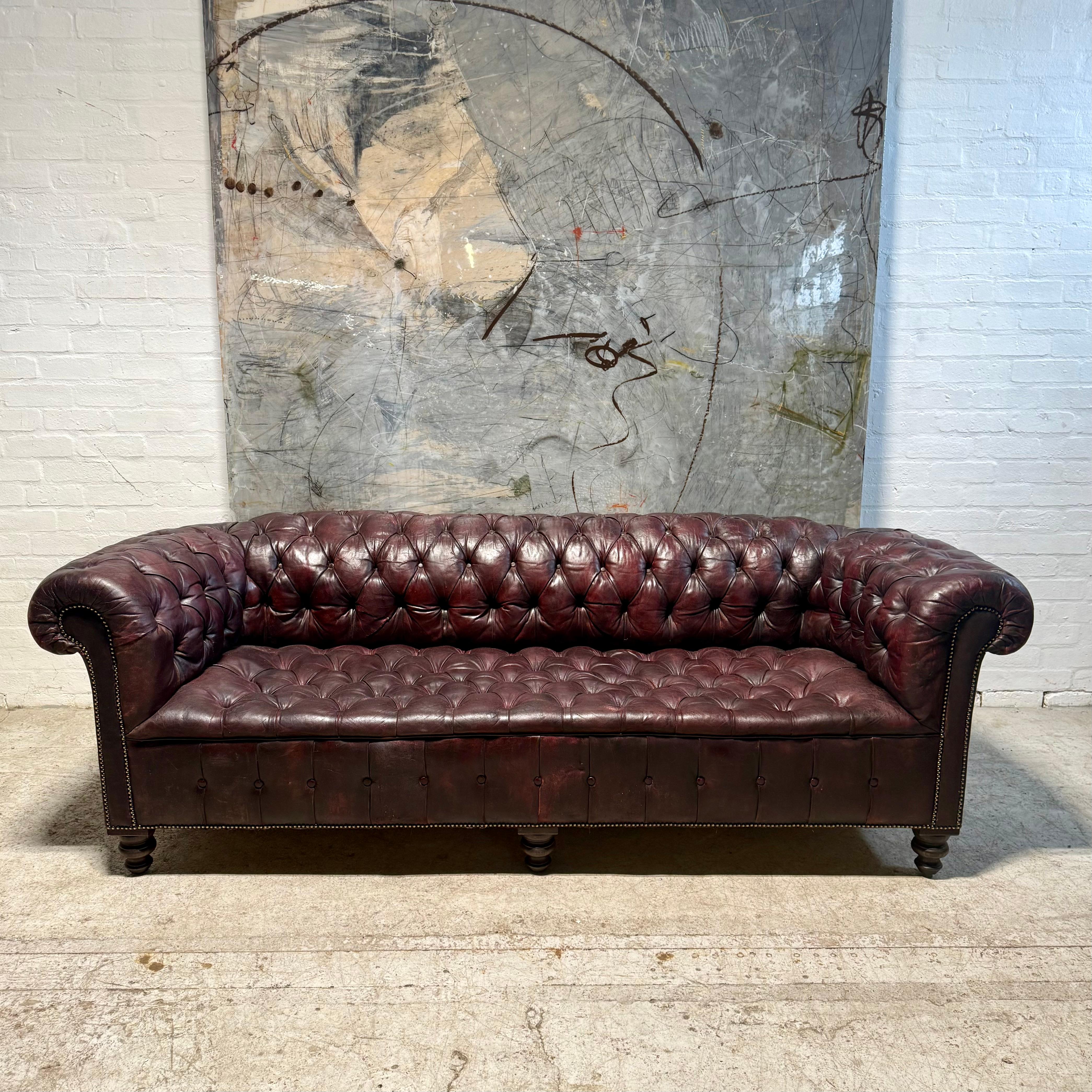 Divano Chesterfield in pelle tinta a mano - circa 1900 - riempito di pelo di cavallo in vendita 6