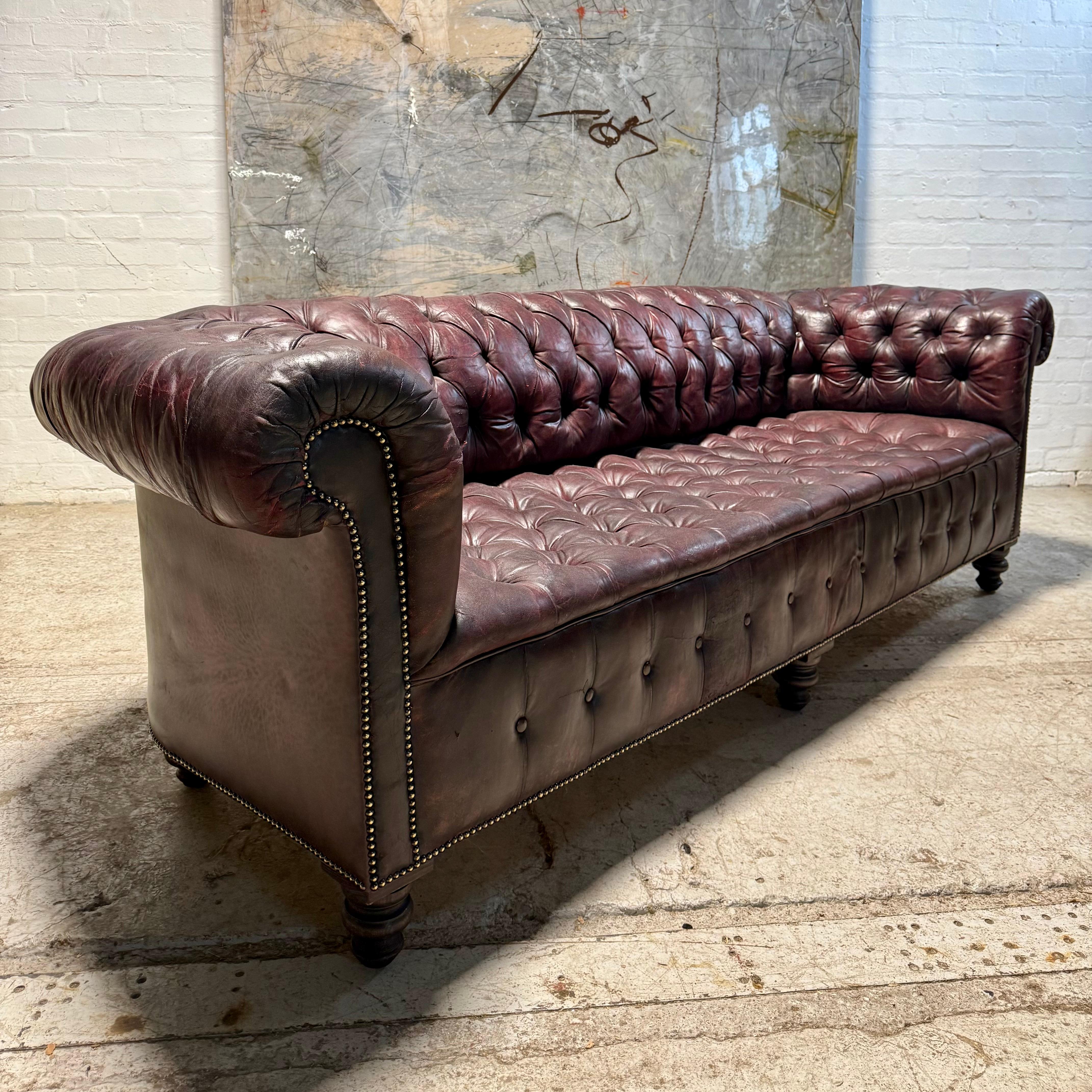 Divano Chesterfield in pelle tinta a mano - circa 1900 - riempito di pelo di cavallo In condizioni deteriorate in vendita a London, GB