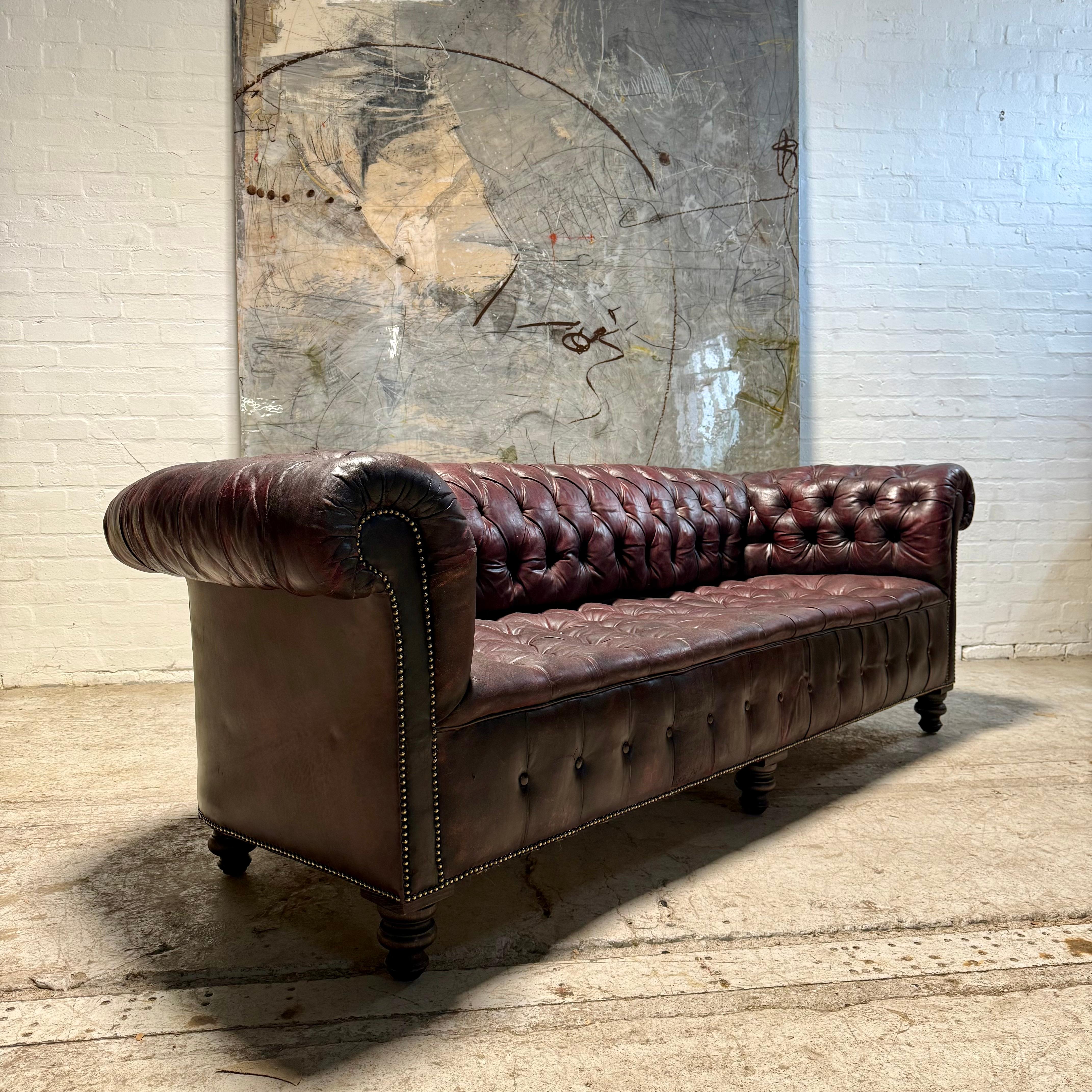 Pelle Divano Chesterfield in pelle tinta a mano - circa 1900 - riempito di pelo di cavallo in vendita