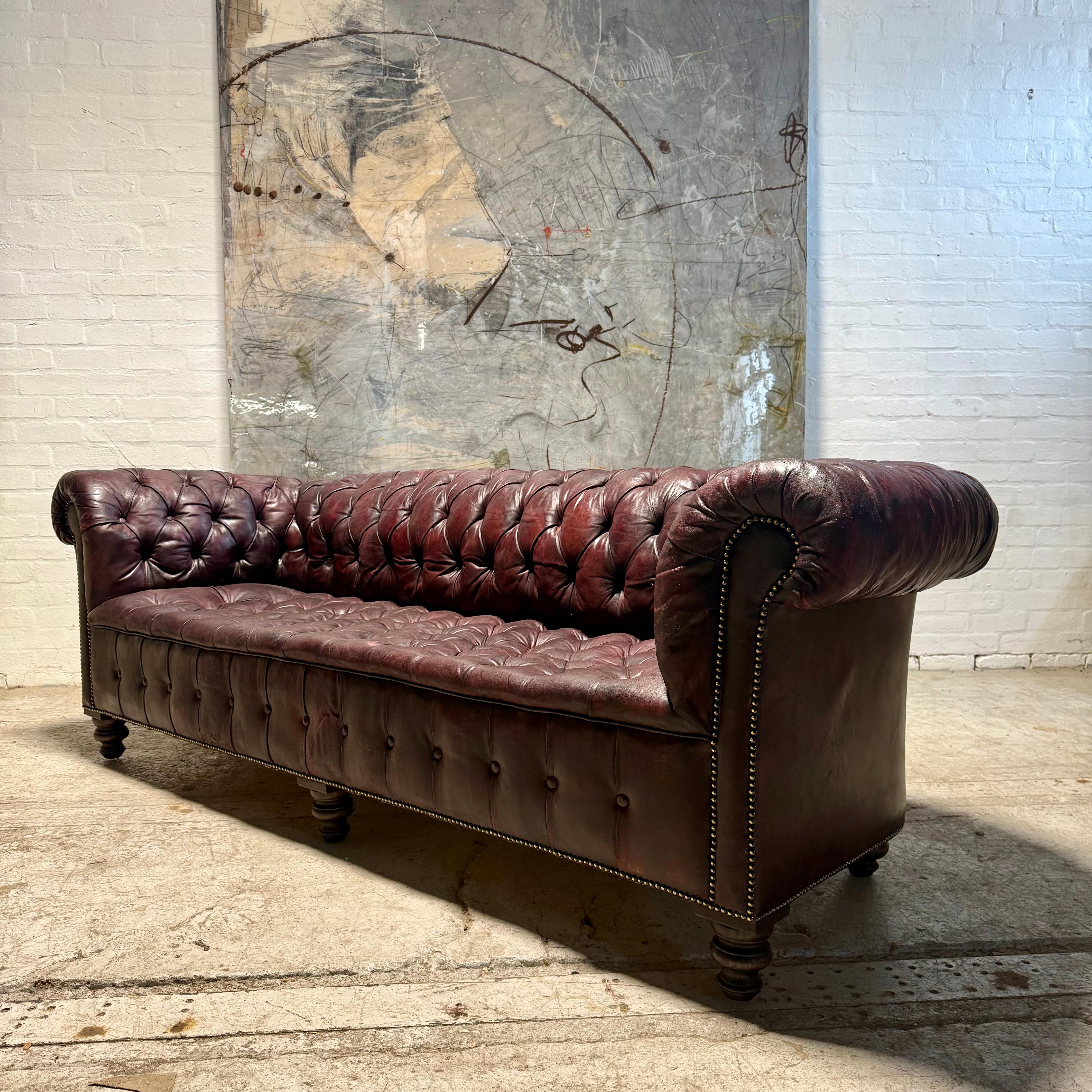 Divano Chesterfield in pelle tinta a mano - circa 1900 - riempito di pelo di cavallo in vendita 2