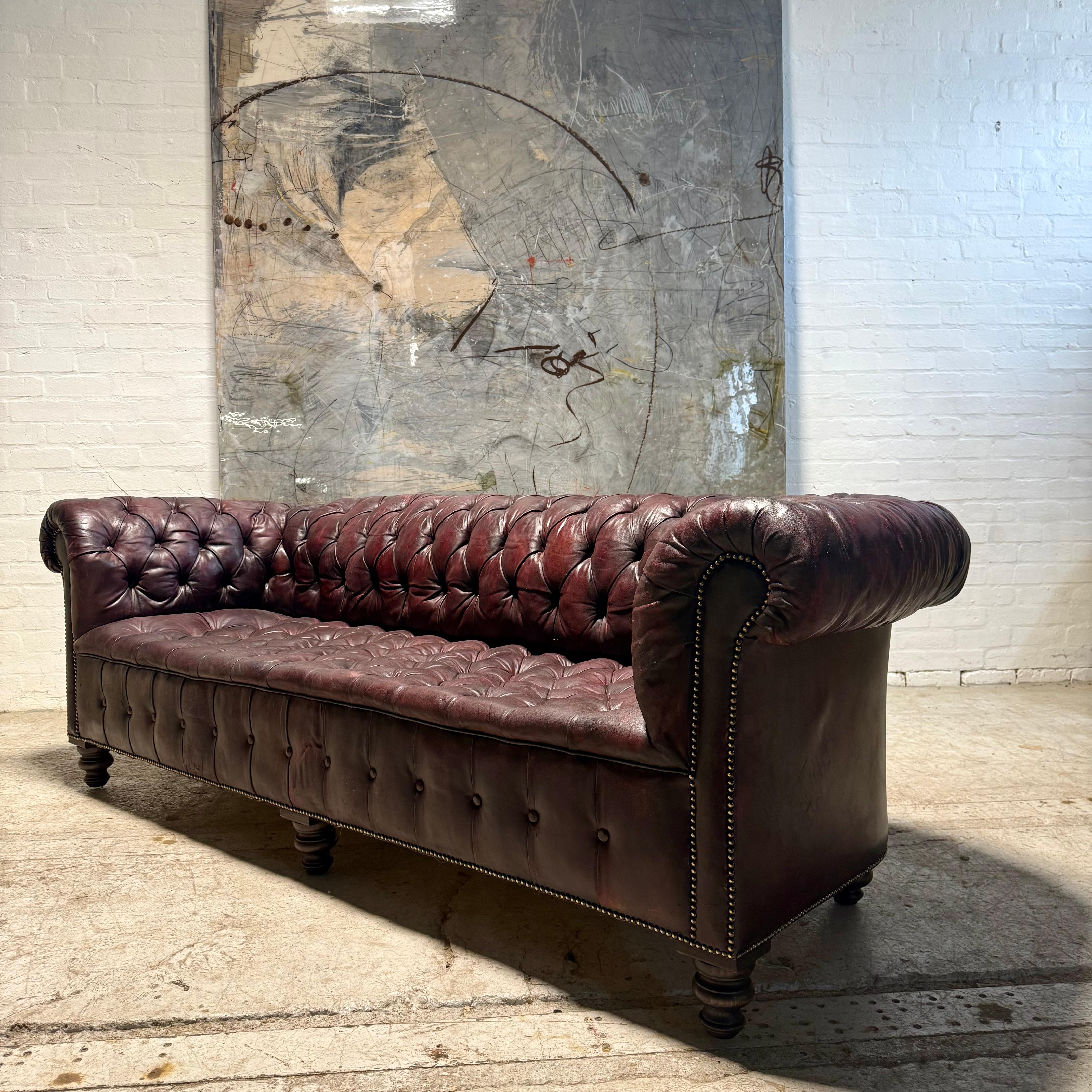 Divano Chesterfield in pelle tinta a mano - circa 1900 - riempito di pelo di cavallo in vendita 3