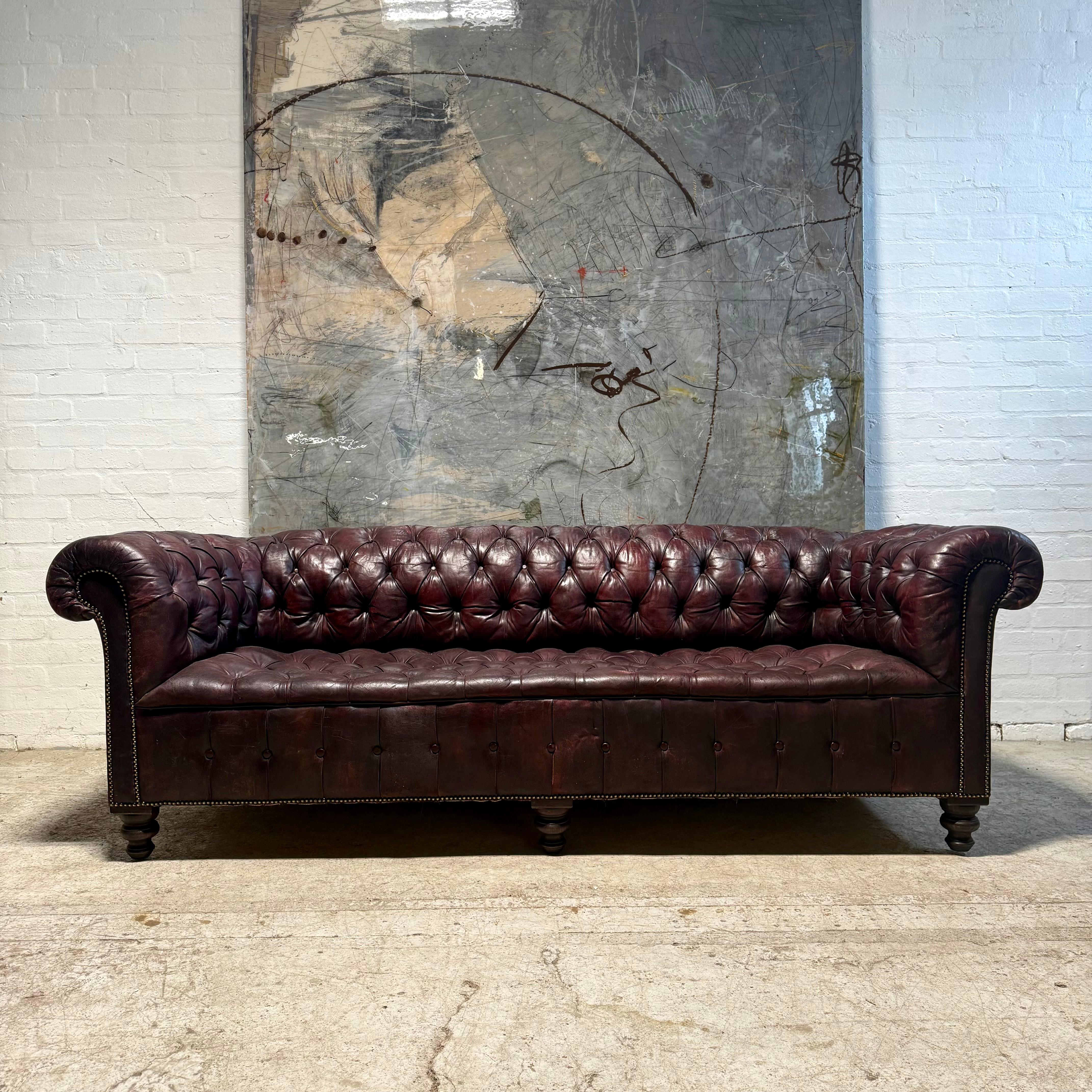 Divano Chesterfield in pelle tinta a mano - circa 1900 - riempito di pelo di cavallo in vendita