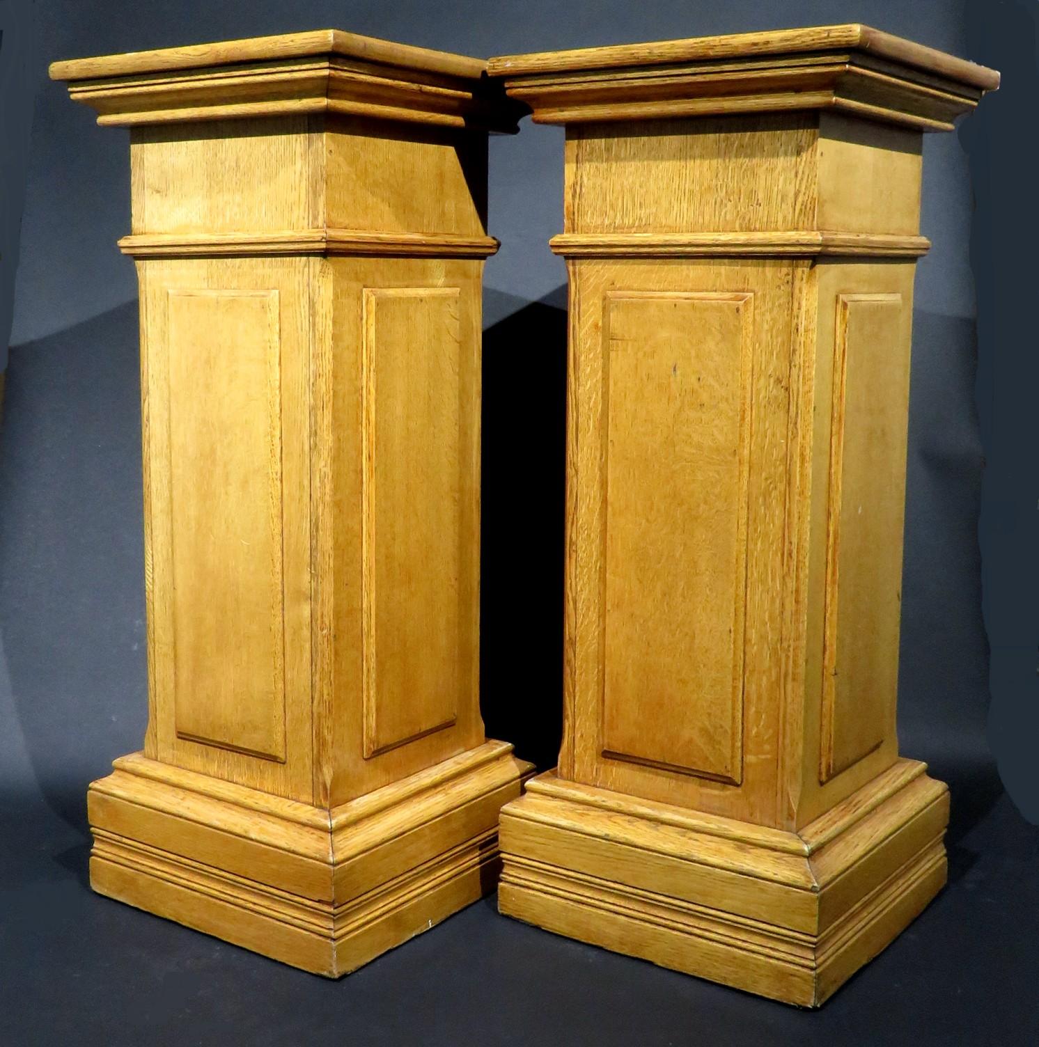 Tardo vittoriano Un'affascinante coppia di colonne e piedistalli antichi in Oak Oak, Quebec Canada in vendita