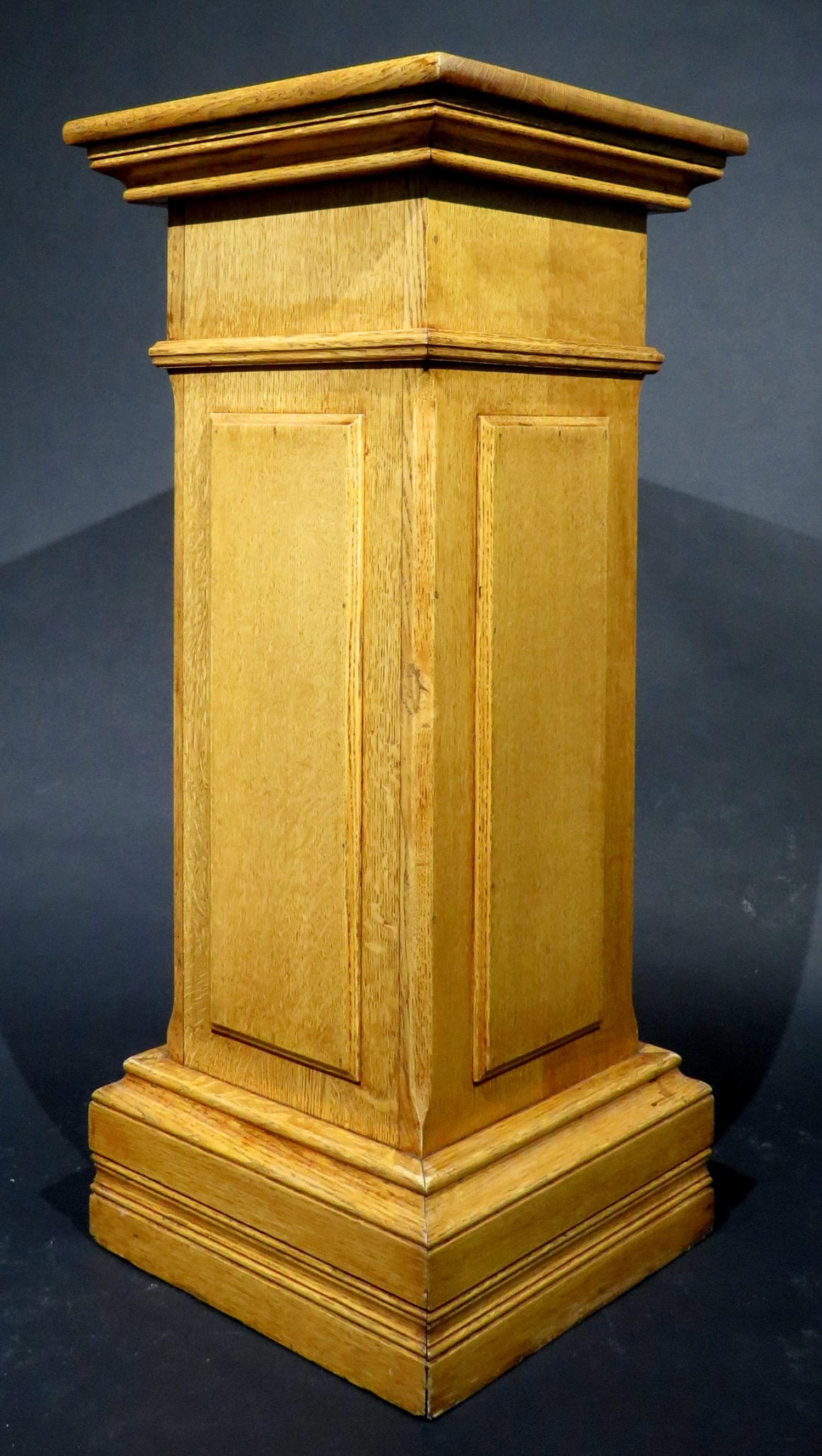 Fatto a mano Un'affascinante coppia di colonne e piedistalli antichi in Oak Oak, Quebec Canada in vendita