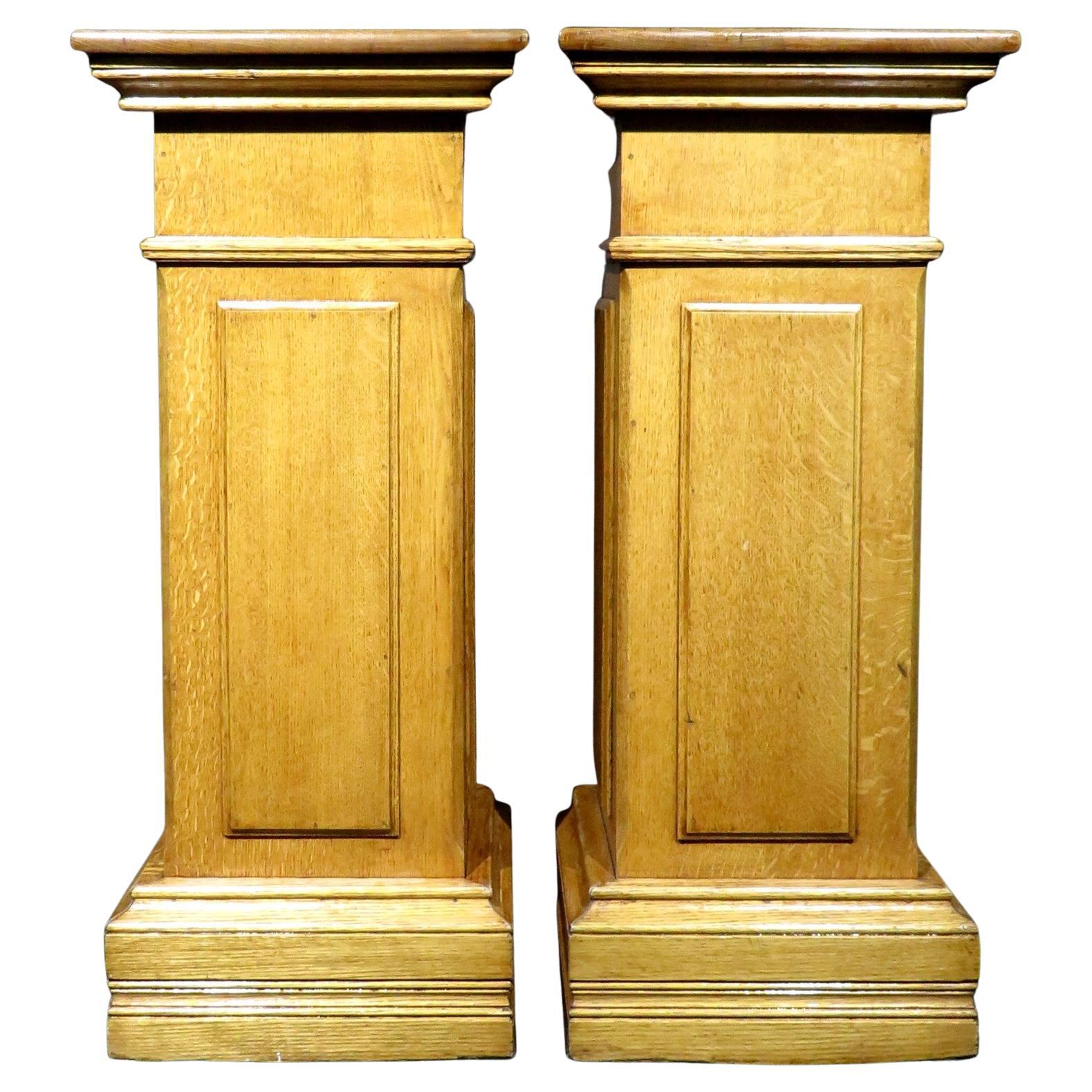 Un'affascinante coppia di colonne e piedistalli antichi in Oak Oak, Quebec Canada in vendita