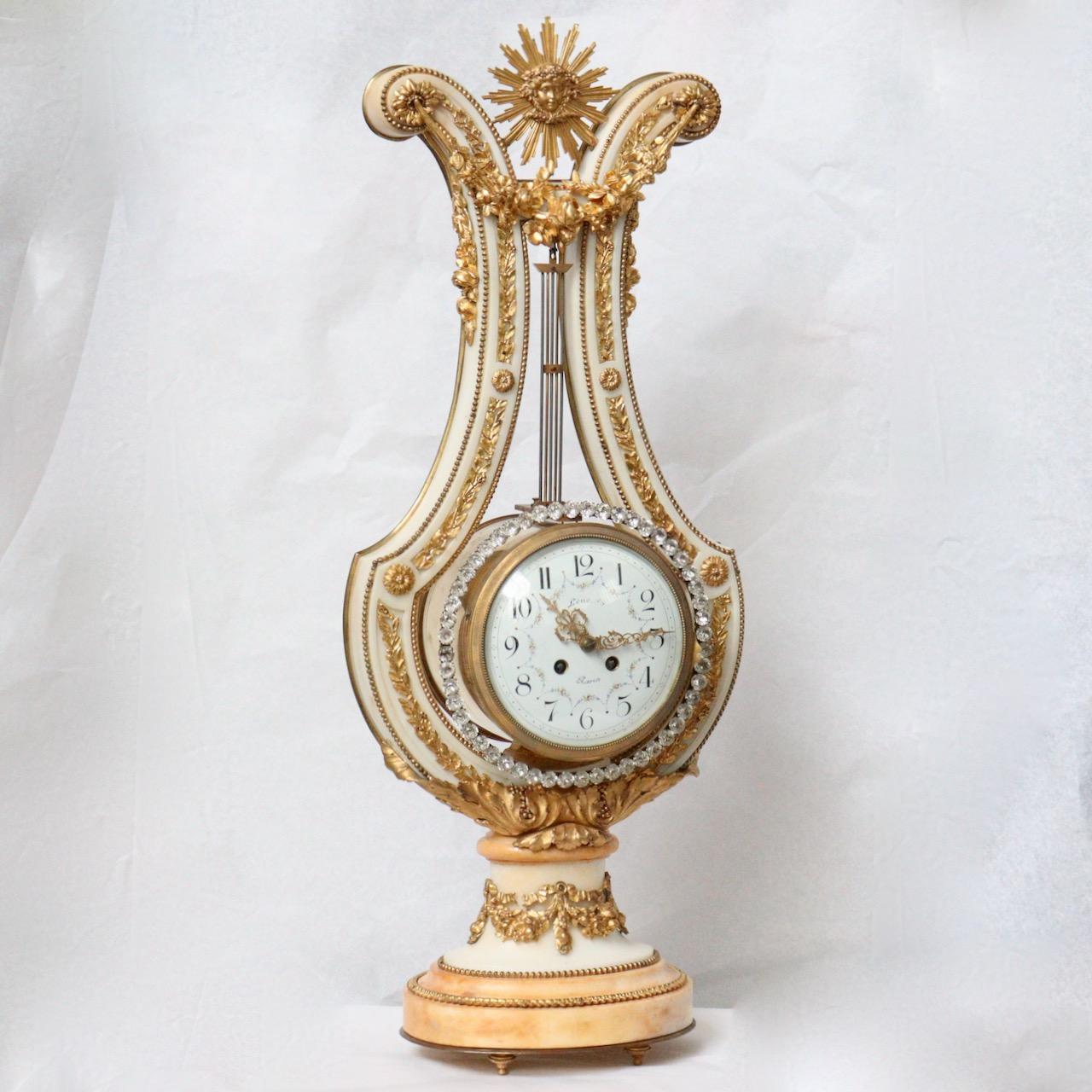 Beeindruckende französische neoklassizistische Uhr in Leierform aus dem 19. Jahrhundert (Louis XVI.) im Angebot