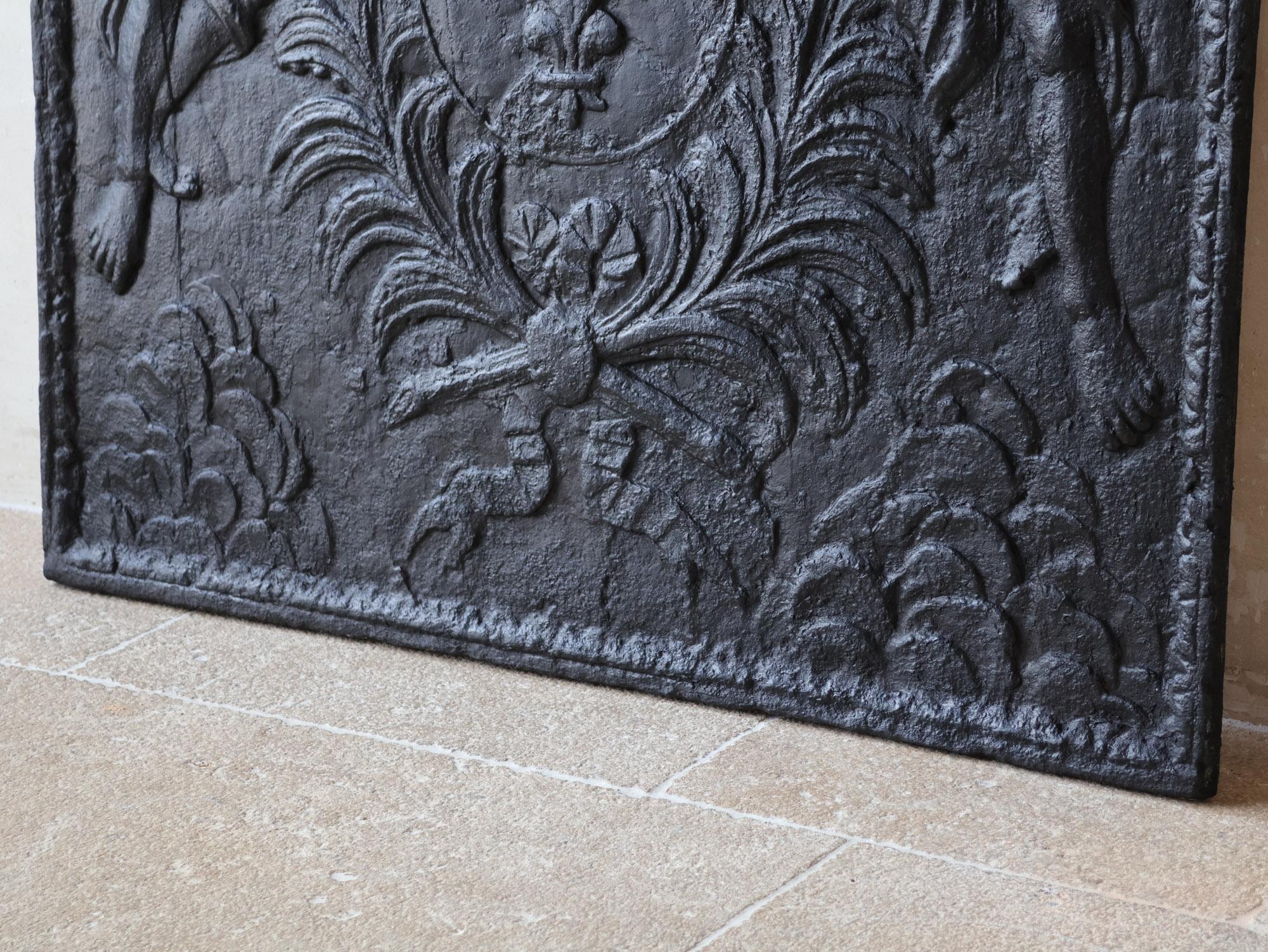 XVIIIe siècle et antérieur Très grande plaque de cheminée en fonte du XVIIIe siècle en vente
