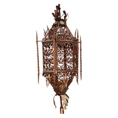 Una grande lanterna in ferro battuto decorata degli anni '20