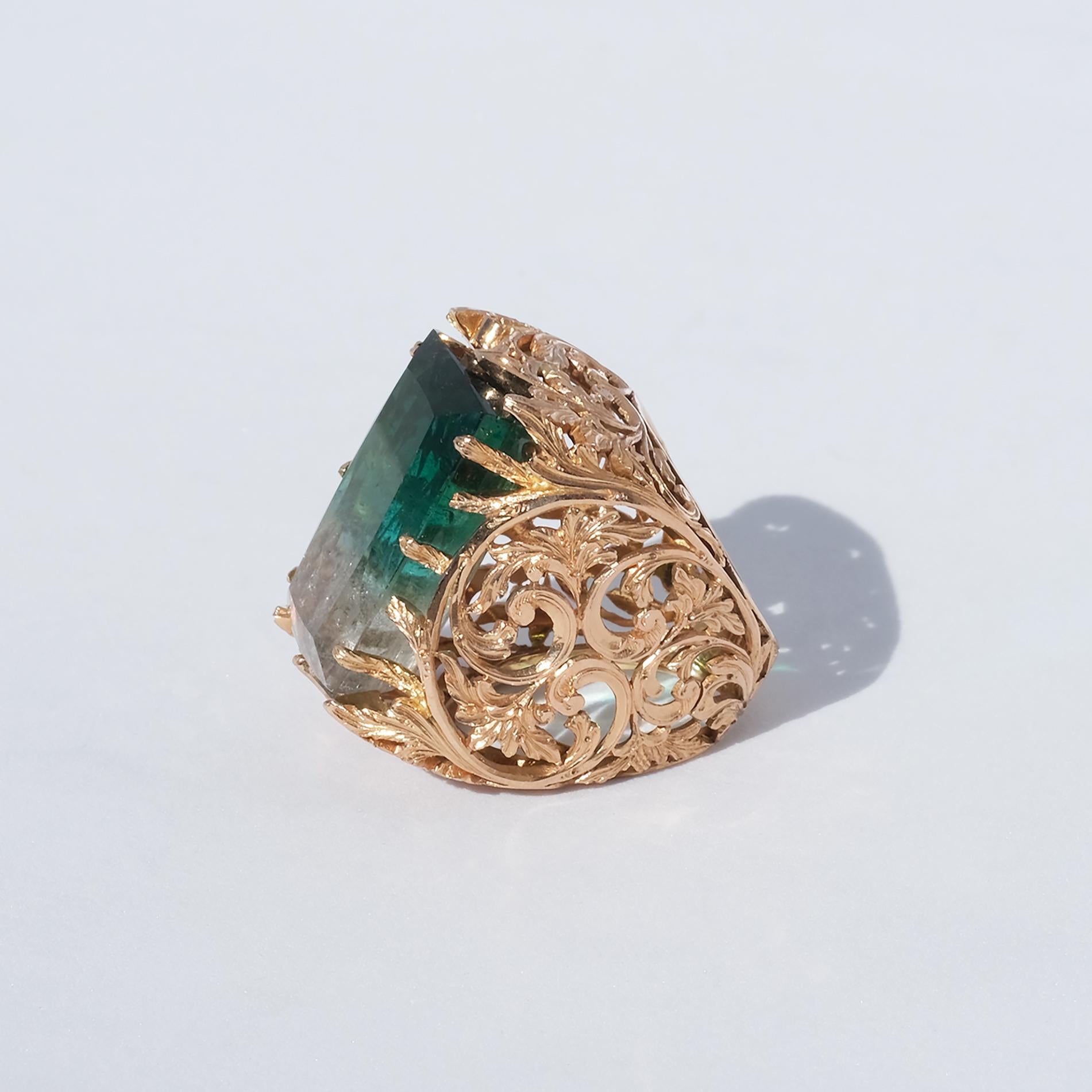 Très grande et magnifique bague en or 18 carats avec une tourmaline taillée en vente 1