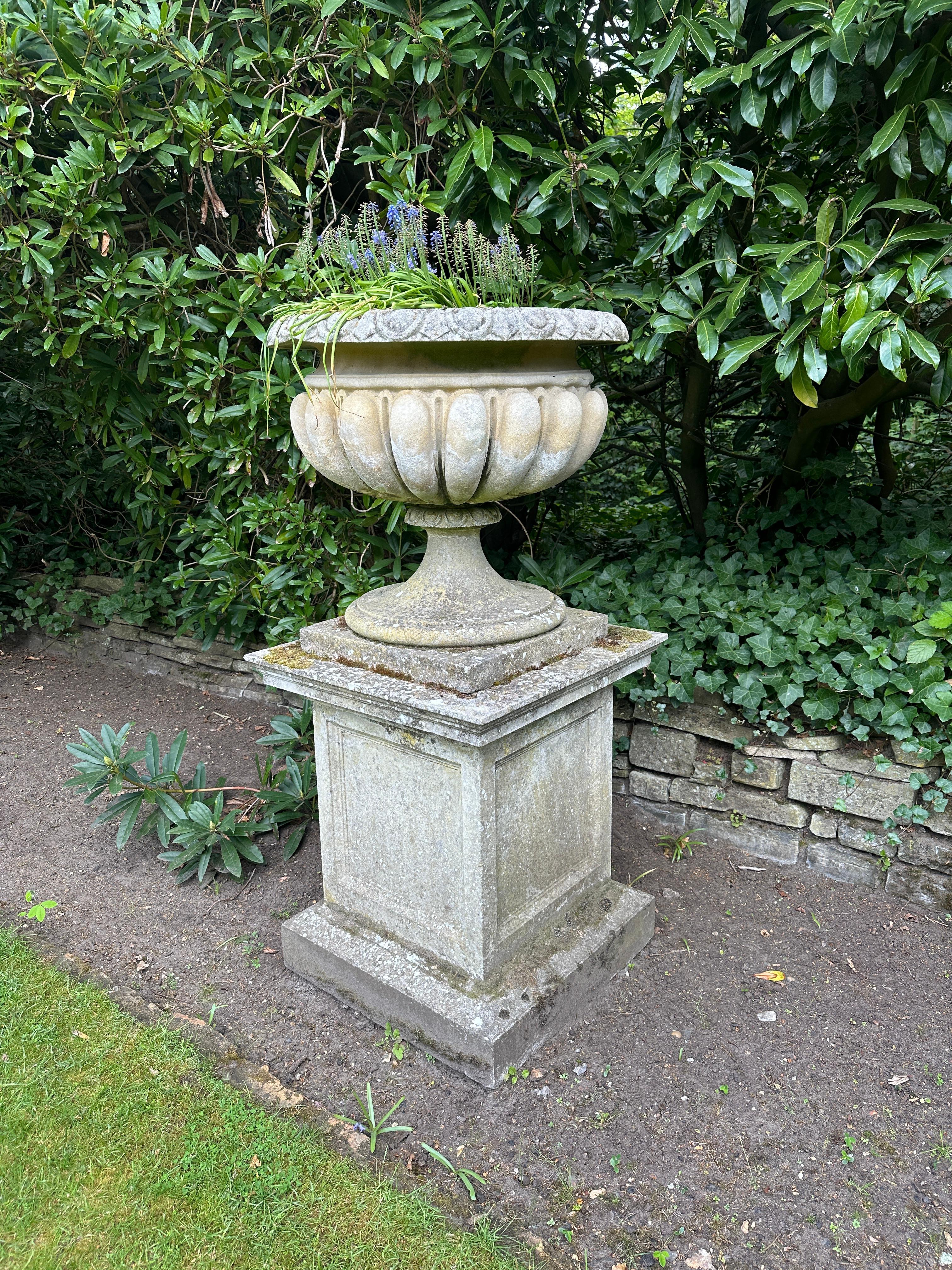 A Very large And Substantial English Stone Urn And Pedestal In Good Condition For Sale In London, GB