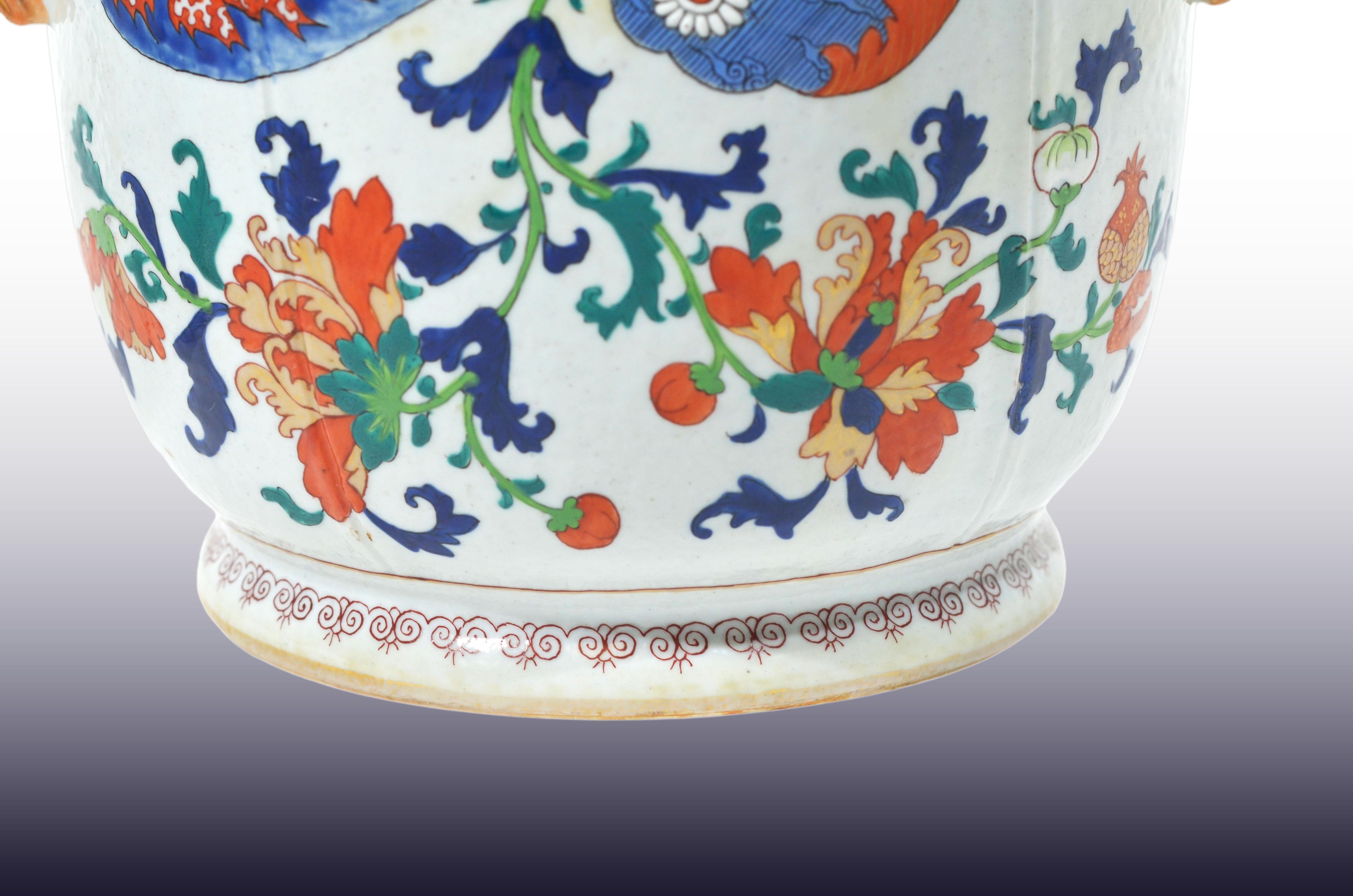 A Very Large and Unusual Pair of 18th Century Chinese Imari Pattern Wine Coolers For Sale 3