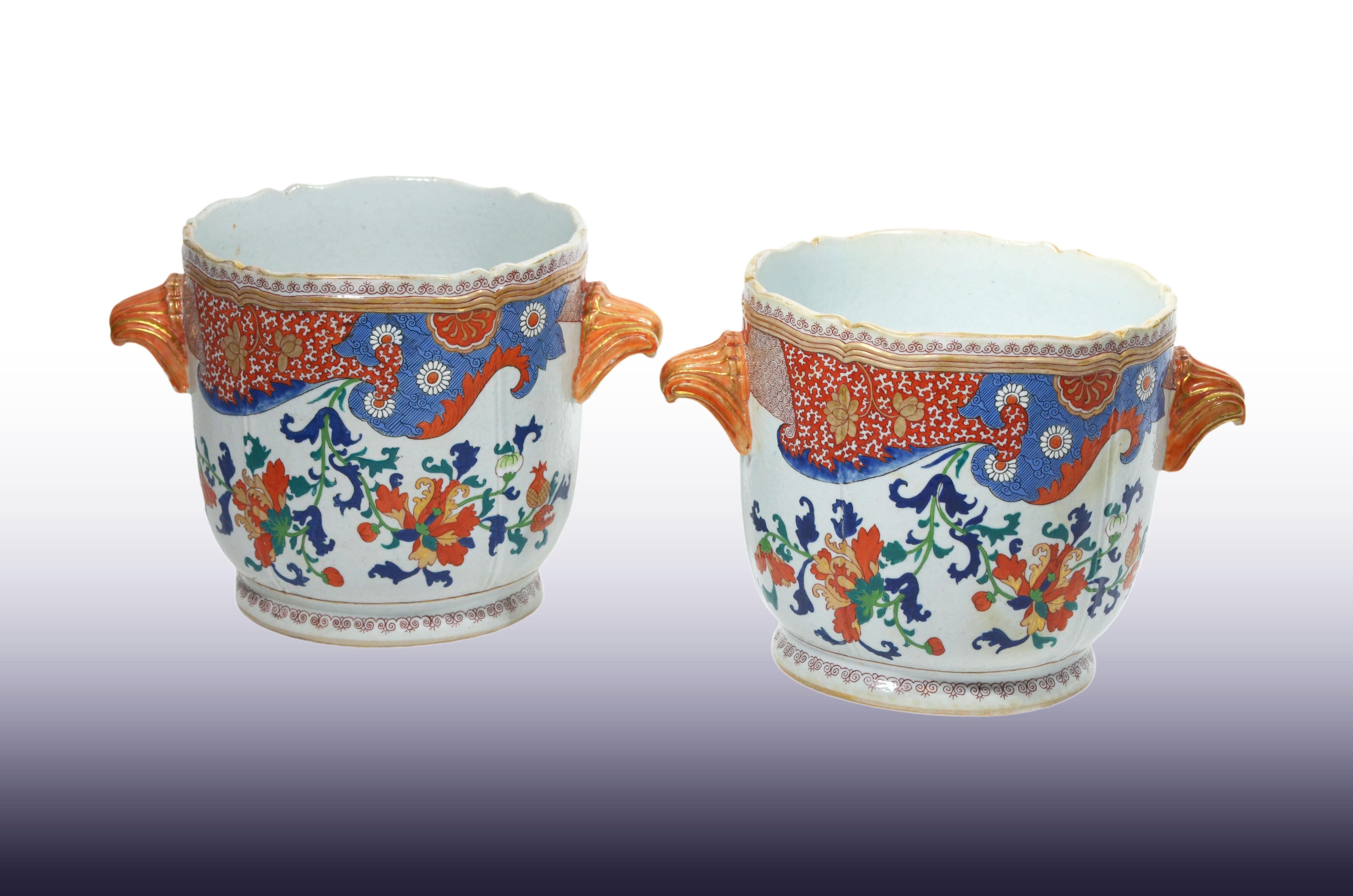 A Very Large and Unusual Pair of 18th Century Chinese Imari Pattern Wine Coolers In Good Condition For Sale In New York, NY