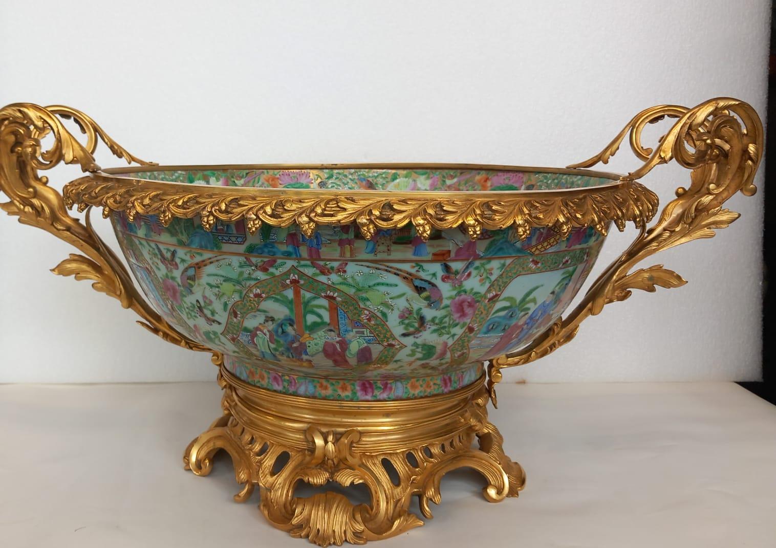 Chinese A  very large antique 19th century rose medallion bowl  For Sale