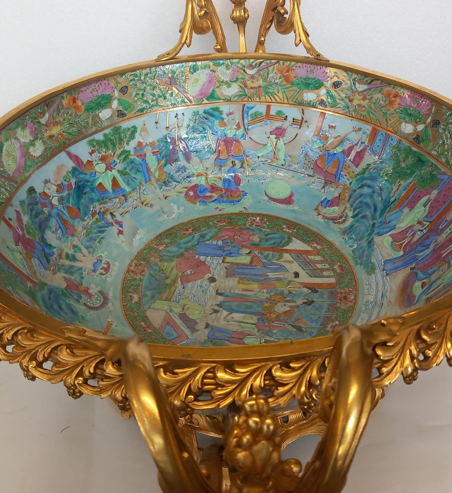 A  very large antique 19th century rose medallion bowl  In Good Condition For Sale In London, GB