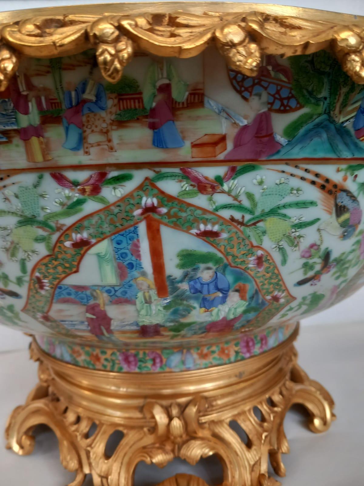 Porcelaine A  Très grand bol à médaillons roses ancien du 19ème siècle  en vente