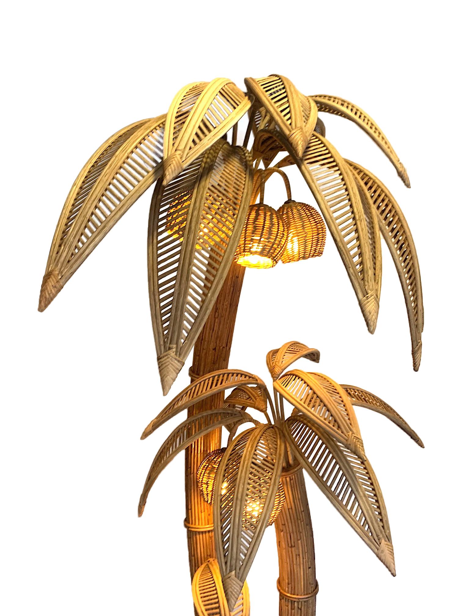 Bambou Très grand lampadaire en bambou et rotin en forme de palmier avec sept lampes en noix de coco en vente