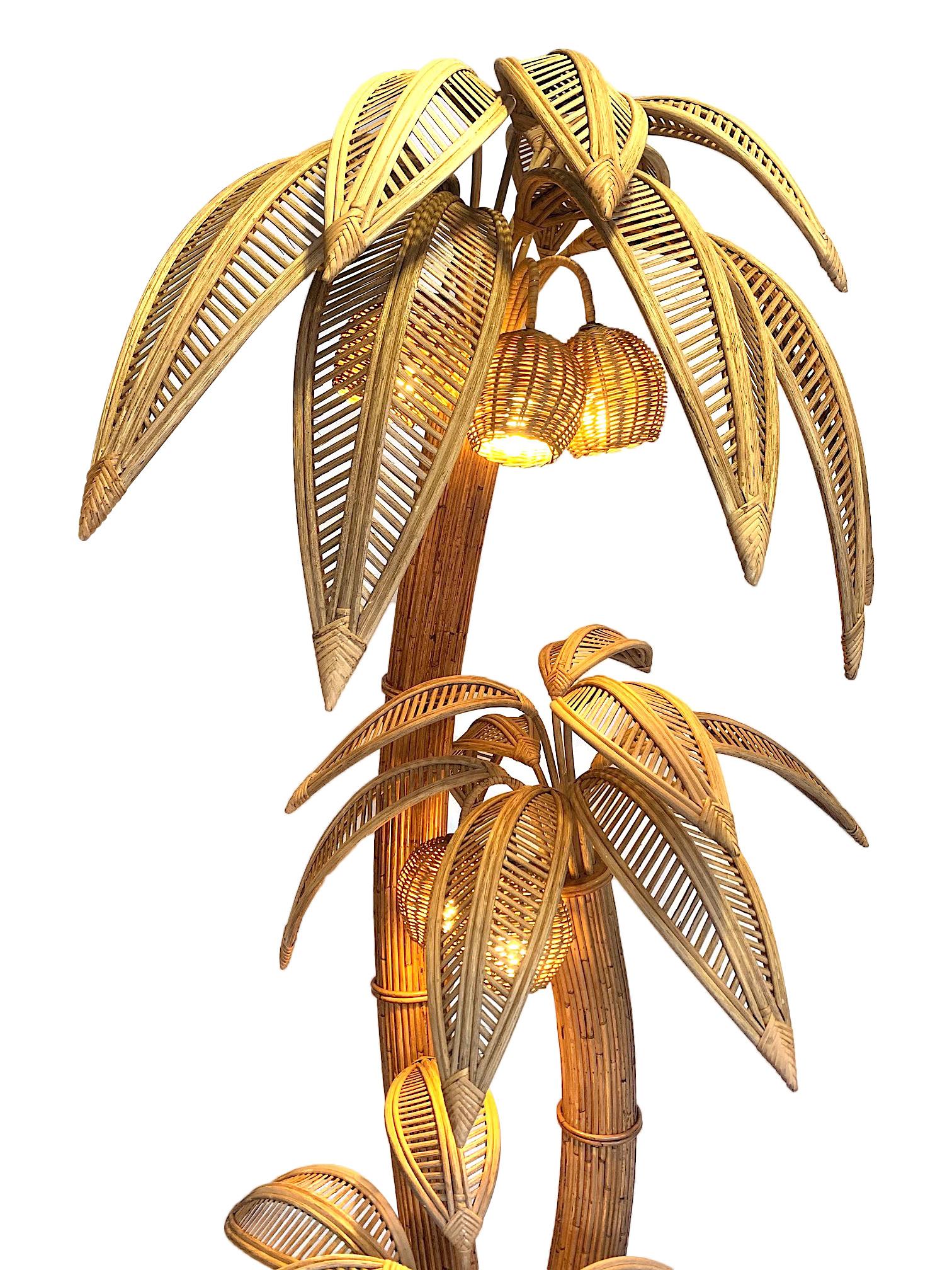 Très grand lampadaire en bambou et rotin en forme de palmier avec sept lampes en noix de coco en vente 1