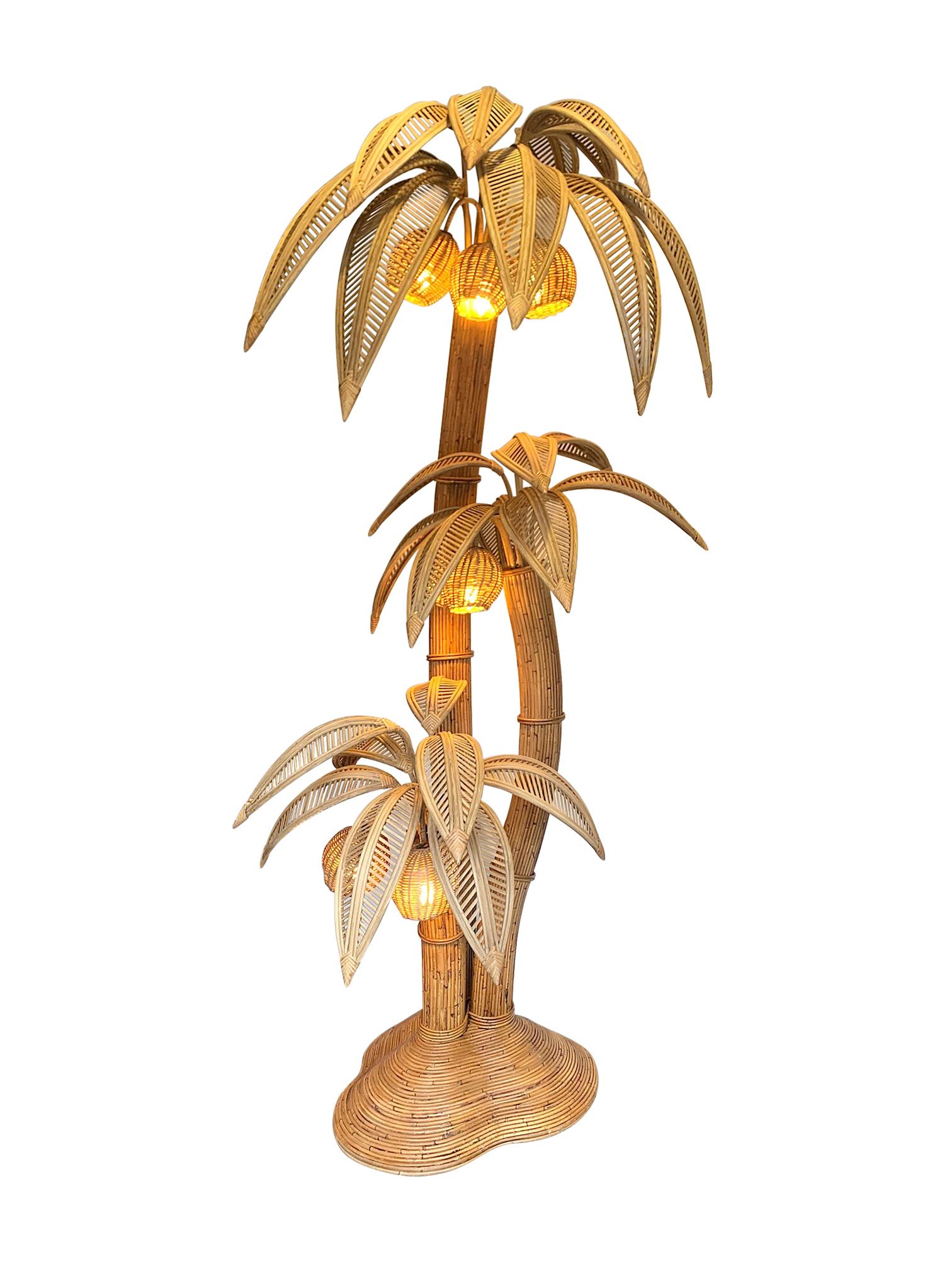 Mid-Century Modern Très grand lampadaire en bambou et rotin en forme de palmier avec sept lampes en noix de coco en vente