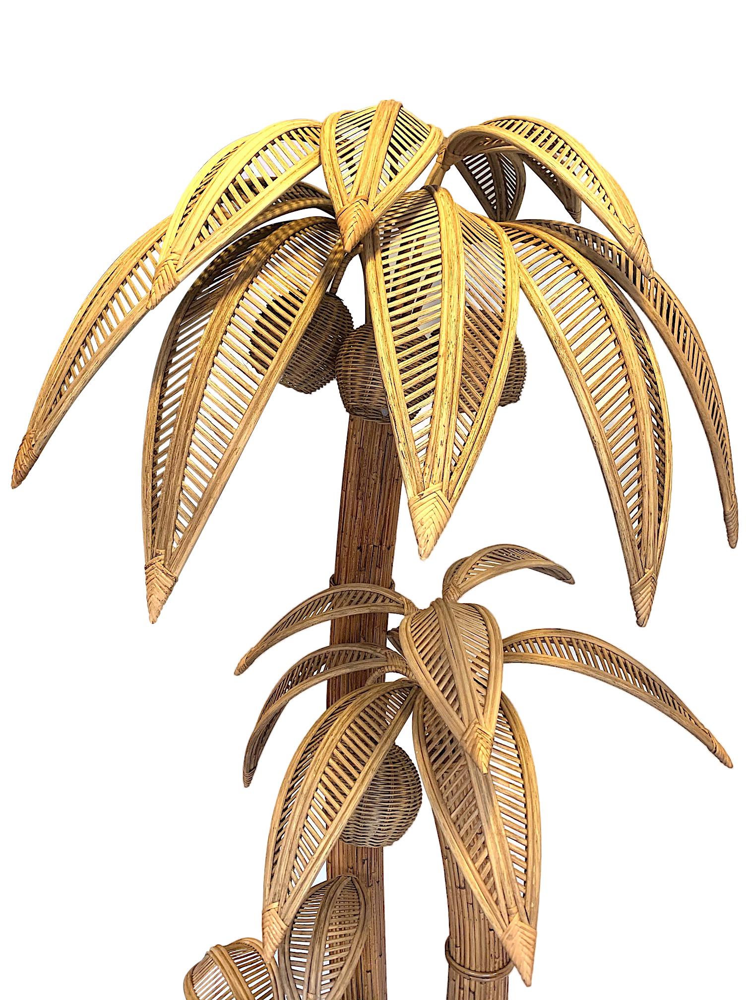 Français Très grand lampadaire en bambou et rotin en forme de palmier avec sept lampes en noix de coco en vente