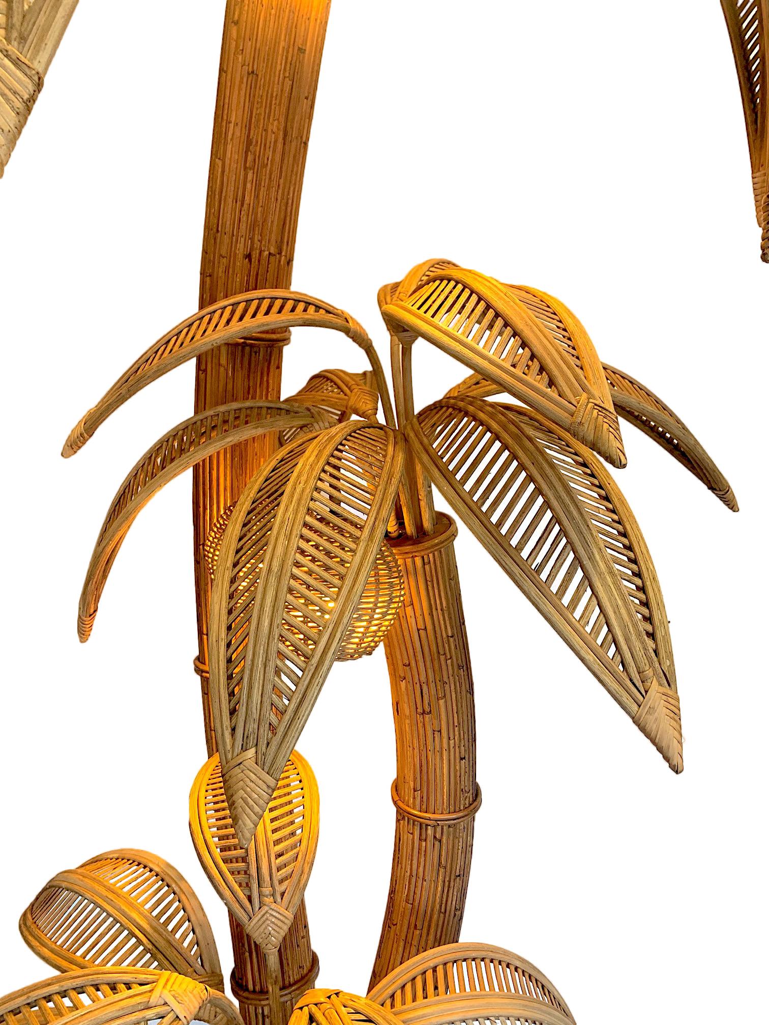 Très grand lampadaire en bambou et rotin en forme de palmier avec sept lampes en noix de coco Excellent état - En vente à London, GB