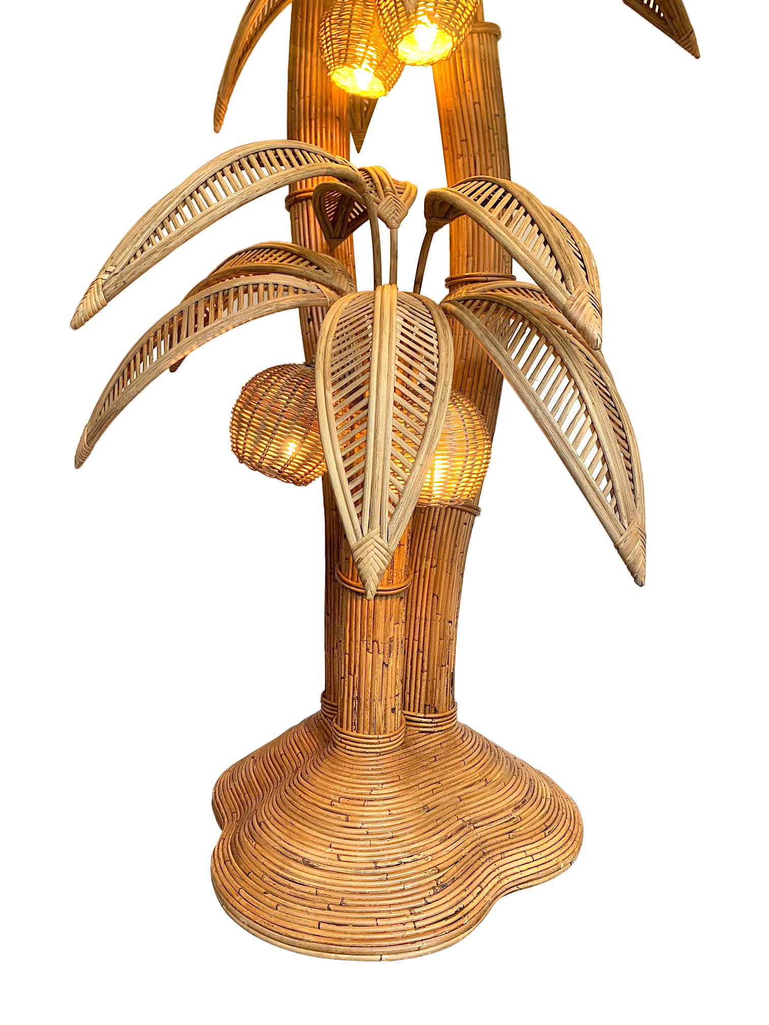 XXIe siècle et contemporain Très grand lampadaire en bambou et rotin en forme de palmier avec sept lampes en noix de coco en vente