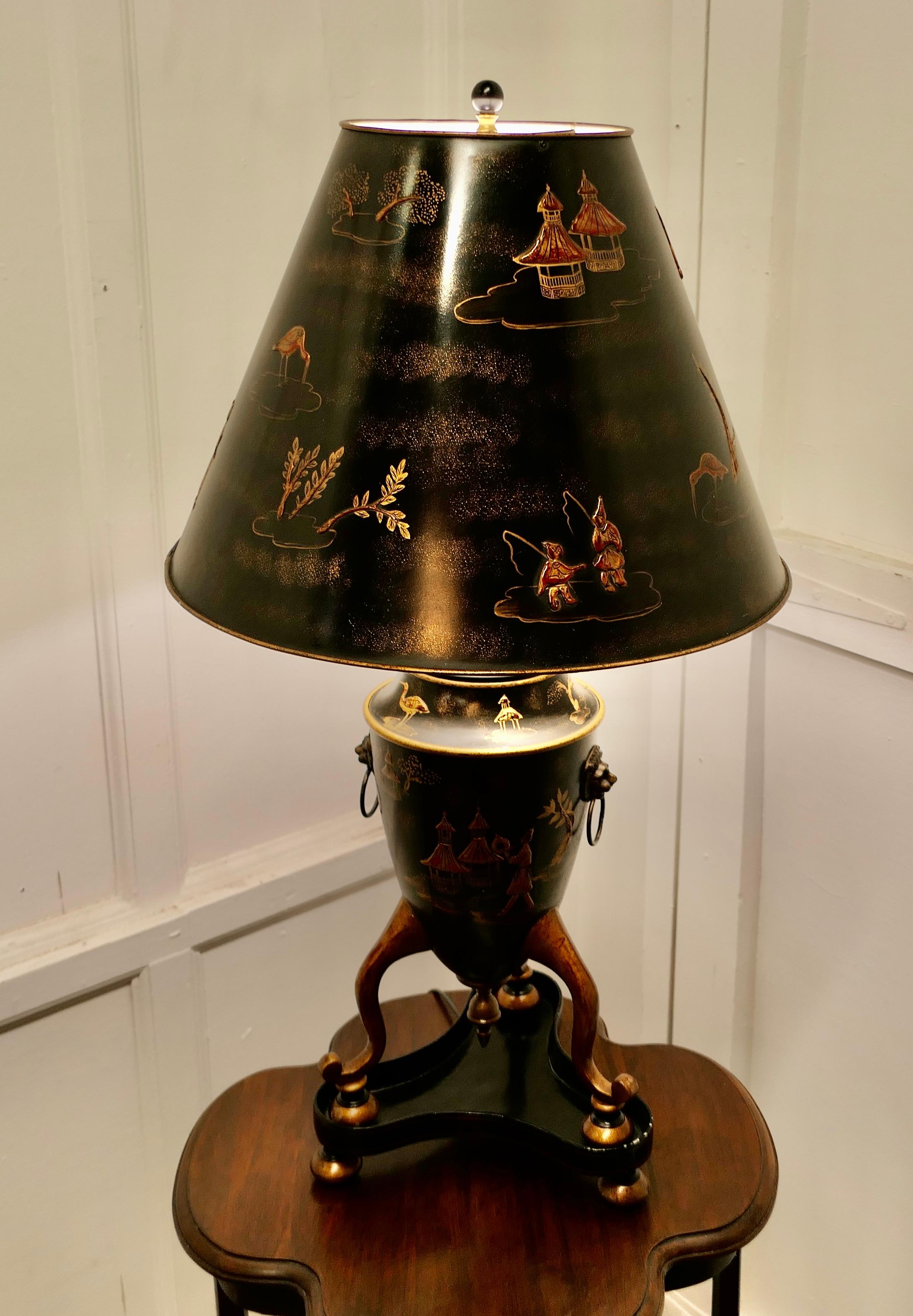 Étain Très grande lampe de bureau chinoiseries en tôle noire, dorée et rouge en vente