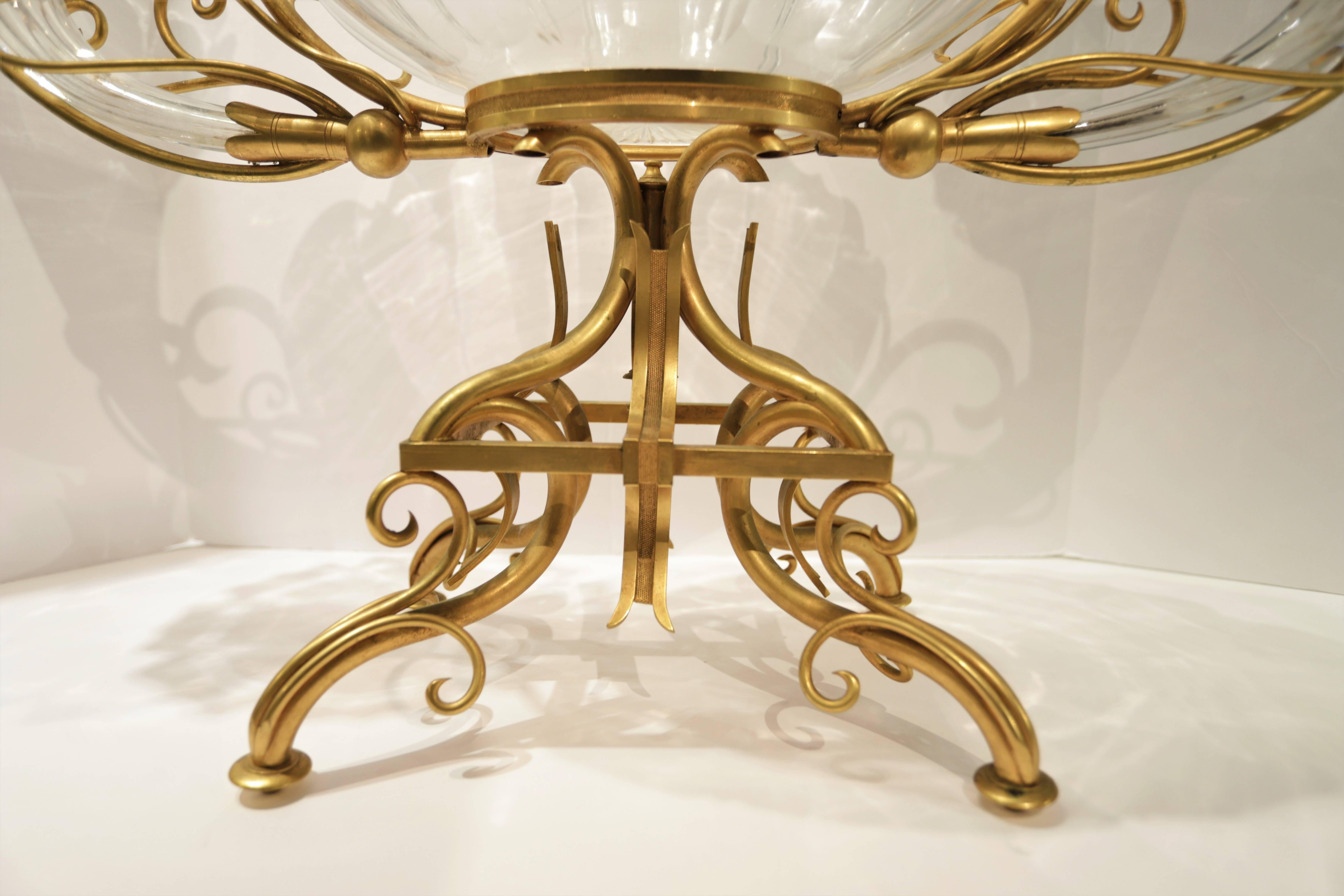Très grand centre de table en bronze et cristal attribué à Baccarat Bon état - En vente à New York, NY