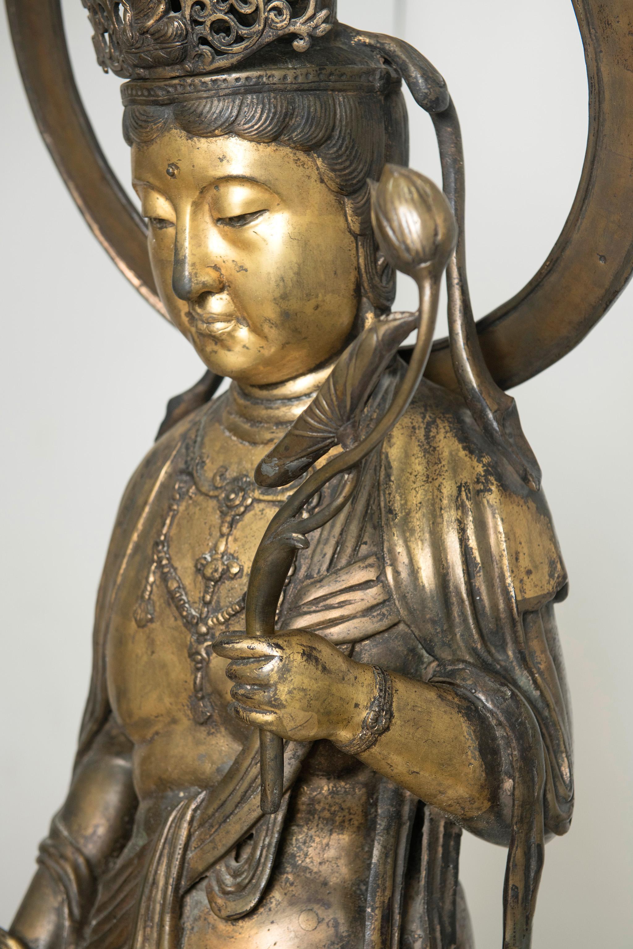Une très grande figure en bronze de Sho Kannon. Japon, période Meiji 1868-1912 en vente 3