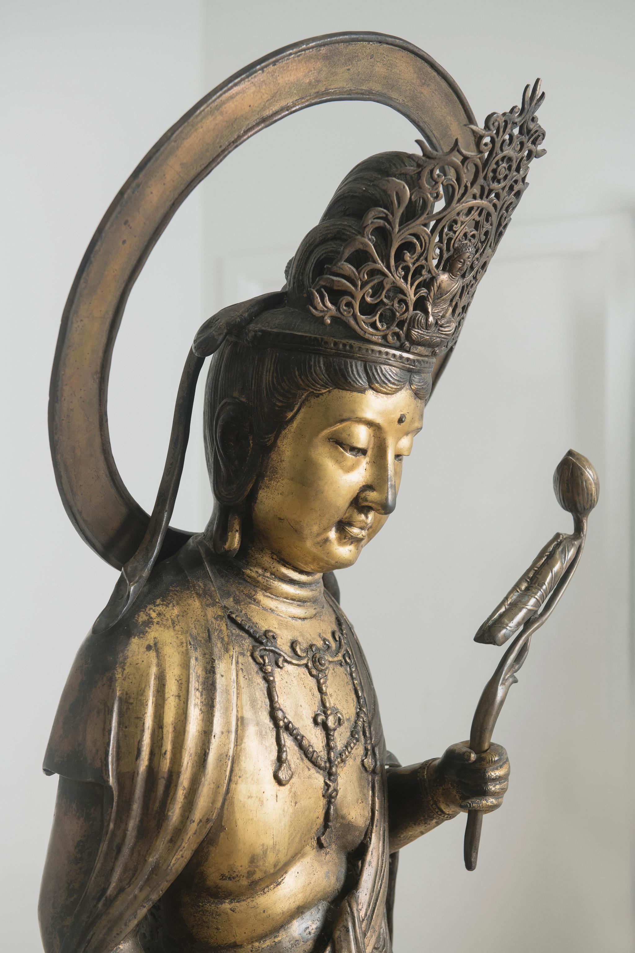 Une très grande figure en bronze de Sho Kannon. Japon, période Meiji 1868-1912 en vente 4