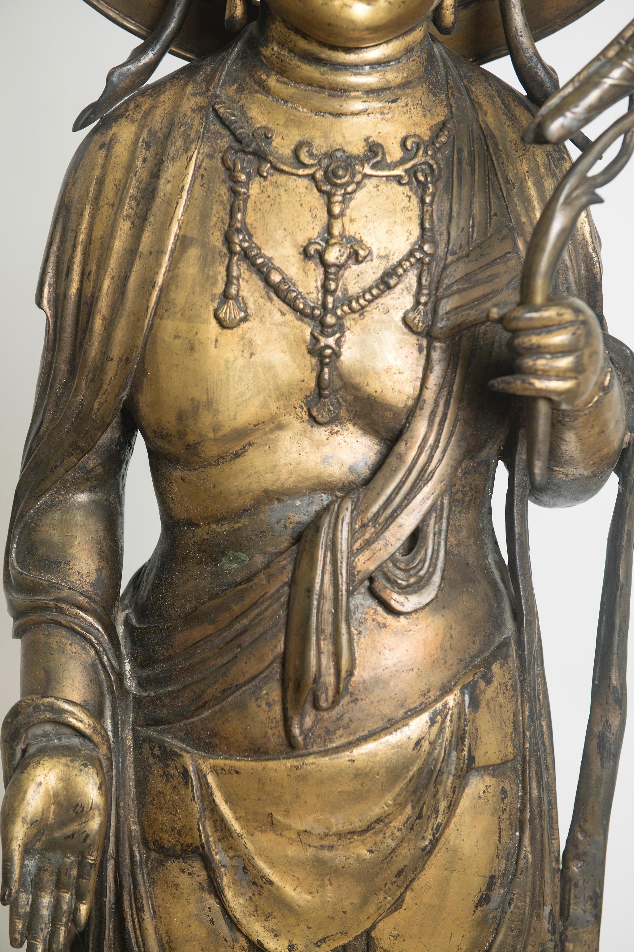 Eine sehr große Bronzefigur von Sho Kannon. Japan, Meiji-Periode 1868-1912 im Angebot 8