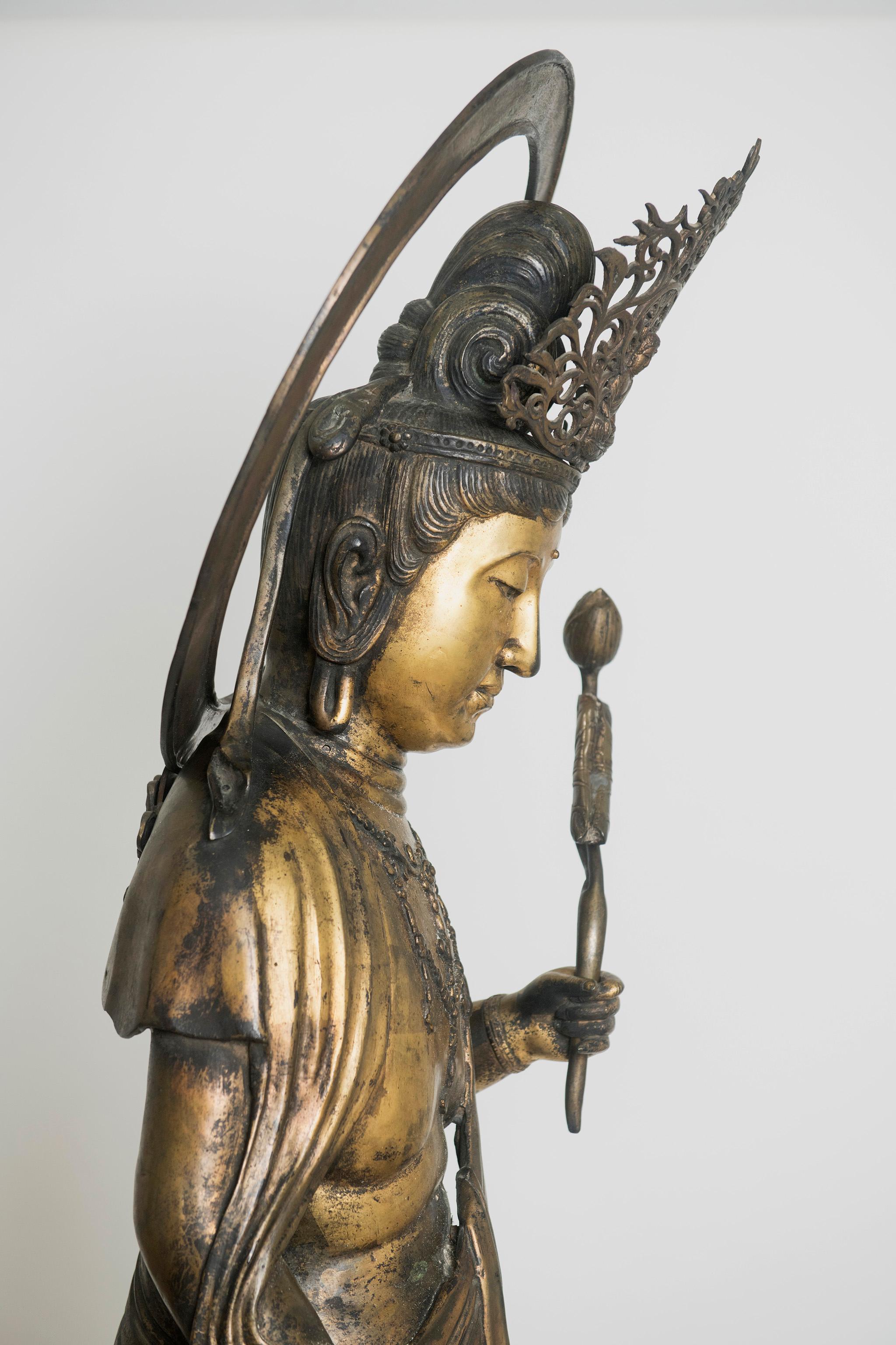 Une très grande figure en bronze de Sho Kannon. Japon, période Meiji 1868-1912 en vente 8