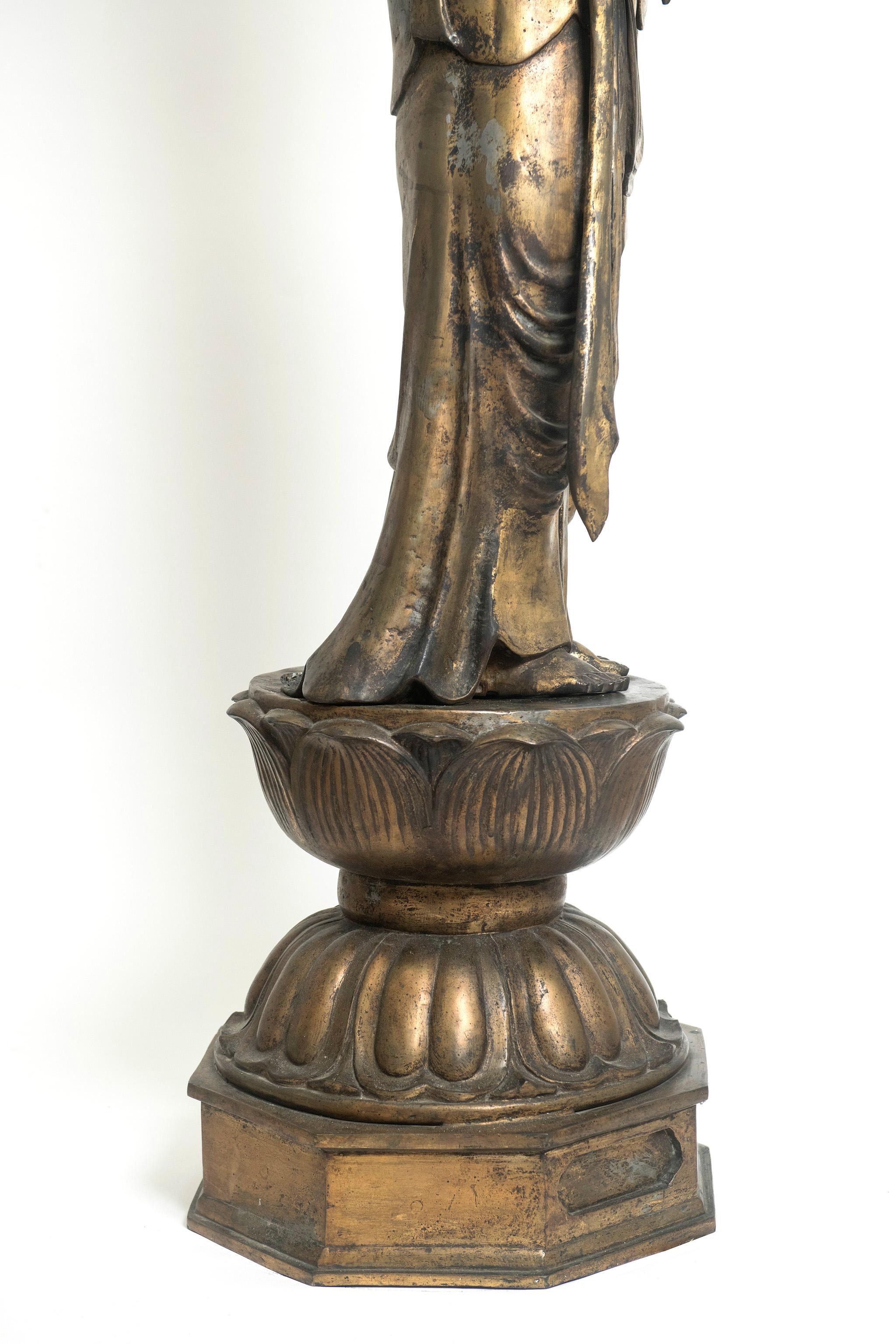 Une très grande figure en bronze de Sho Kannon. Japon, période Meiji 1868-1912 en vente 9