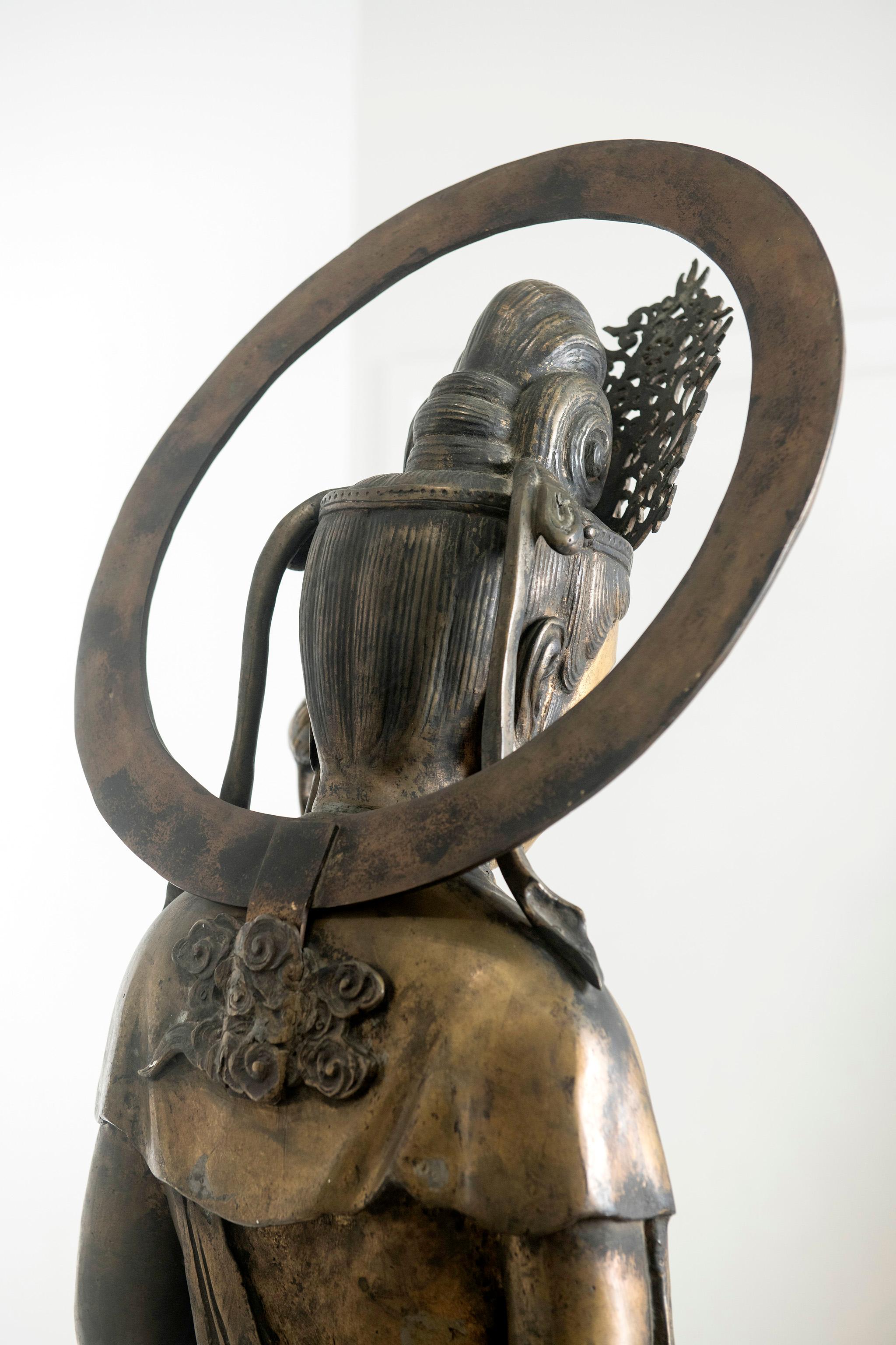 Bouddha - Une très grande figure en bronze de Sho Kannon. Japon, période Meiji 1868-1912 en vente 9
