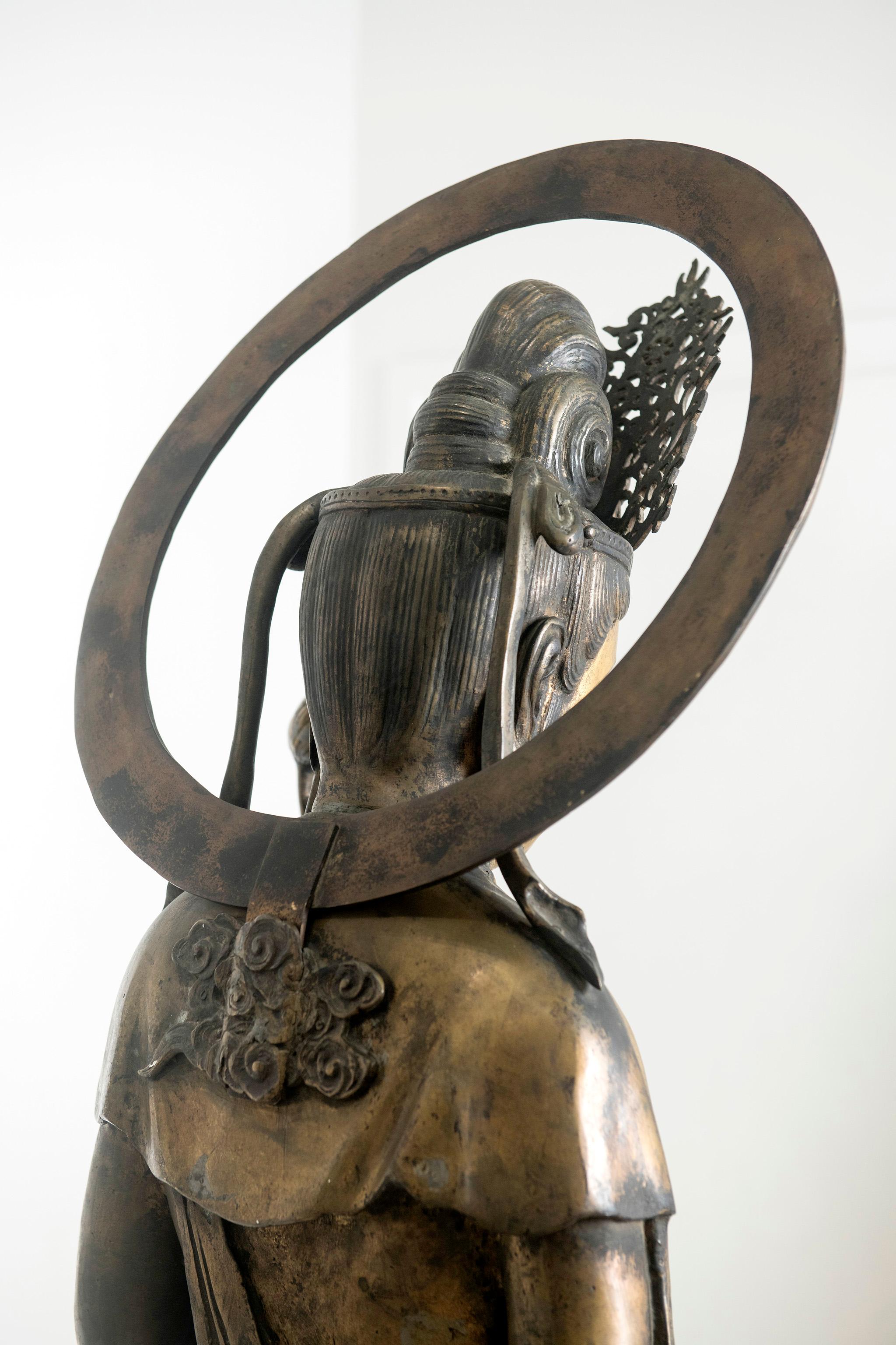 Une très grande figure en bronze de Sho Kannon. Japon, période Meiji 1868-1912 en vente 10