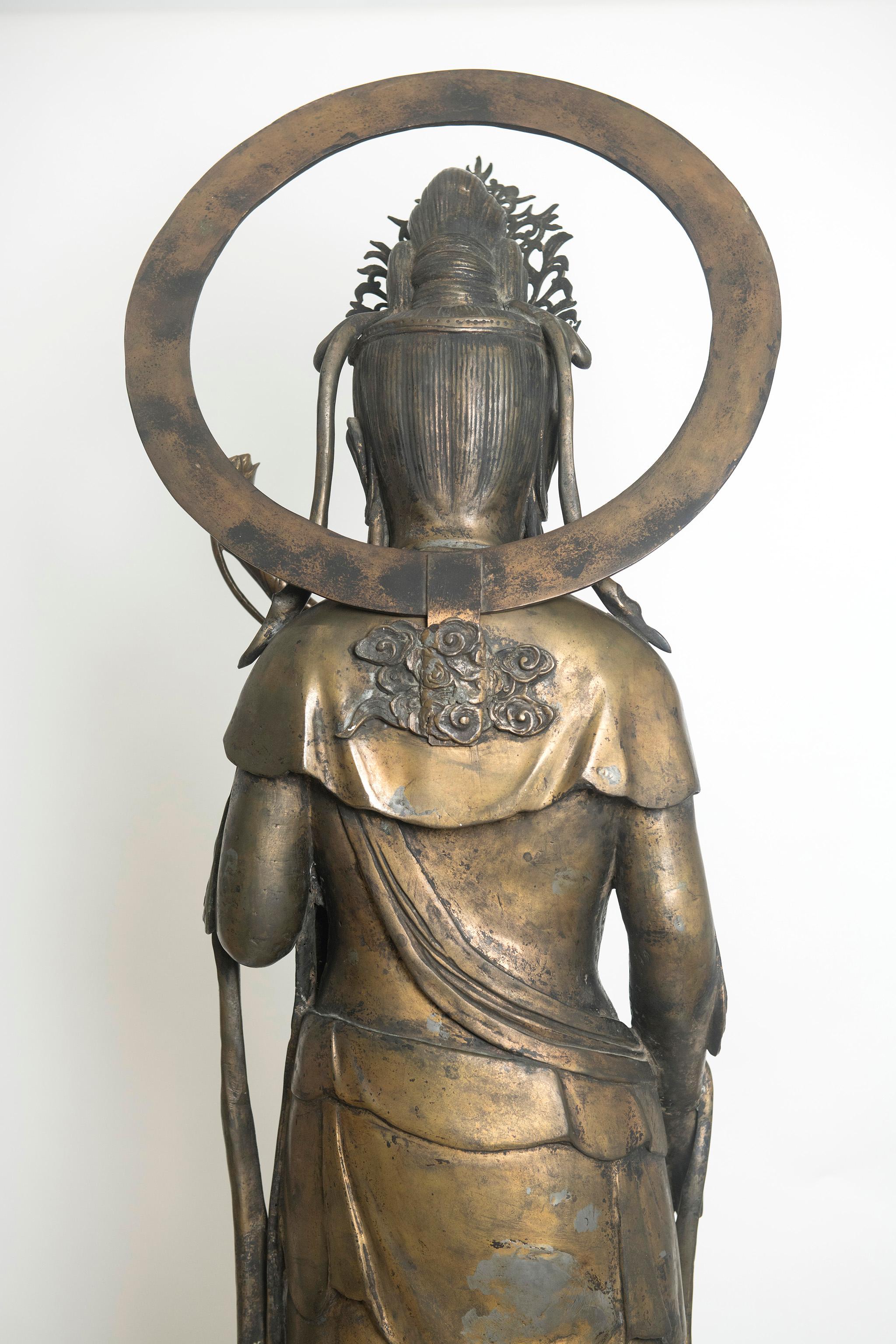 Eine sehr große Bronzefigur von Sho Kannon. Japan, Meiji-Periode 1868-1912 im Angebot 12