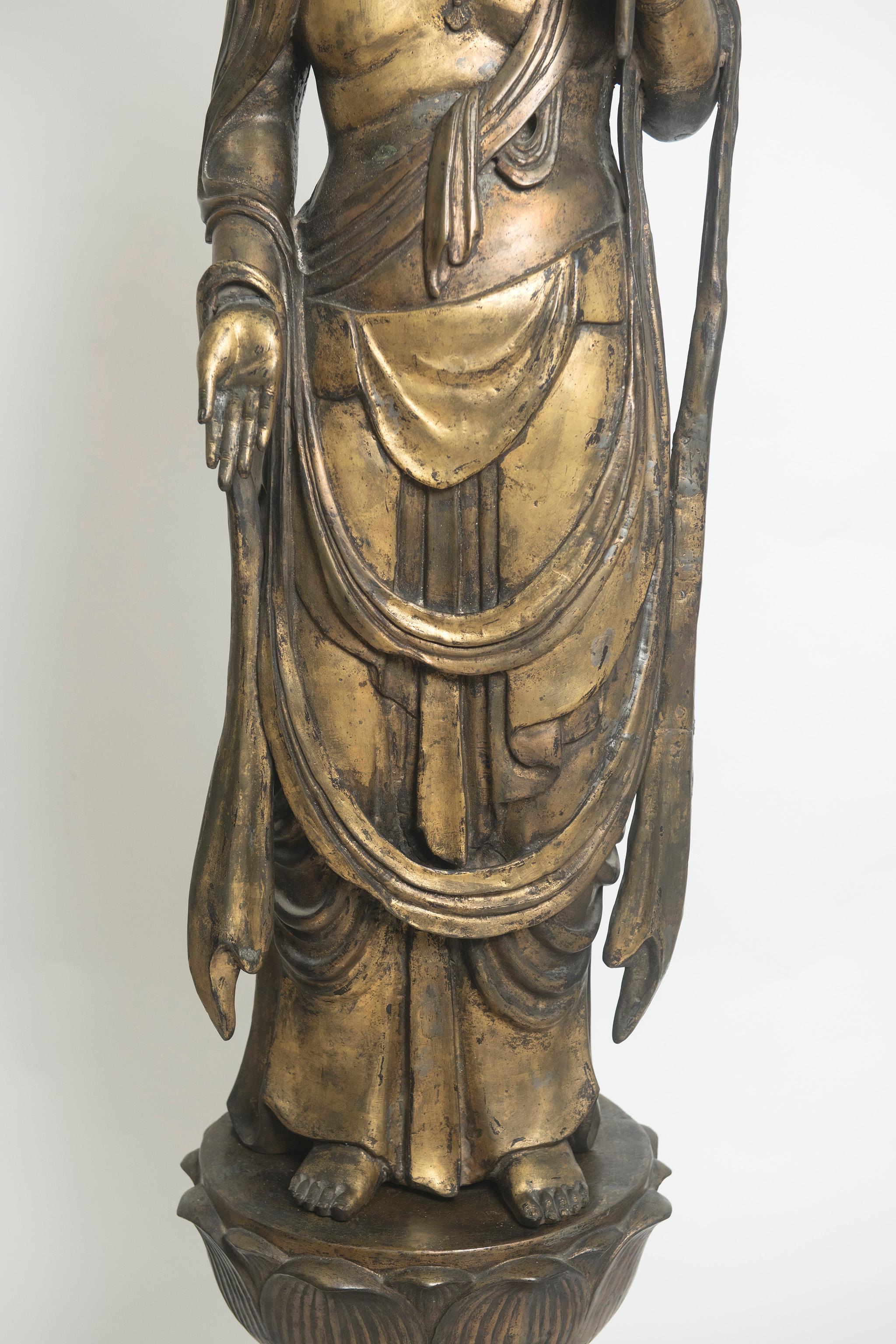 XIXe siècle Une très grande figure en bronze de Sho Kannon. Japon, période Meiji 1868-1912 en vente