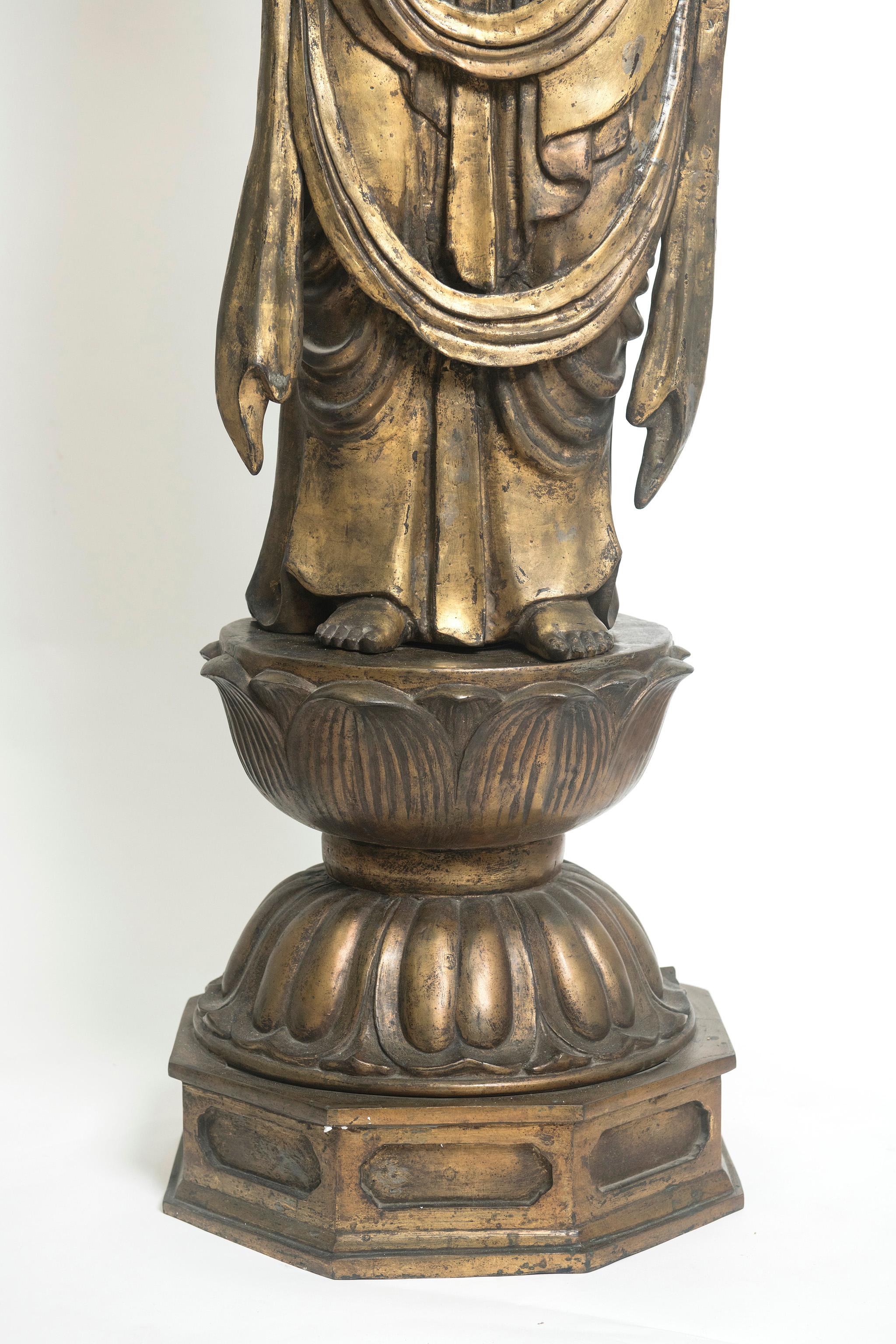 XIXe siècle Bouddha - Une très grande figure en bronze de Sho Kannon. Japon, période Meiji 1868-1912 en vente