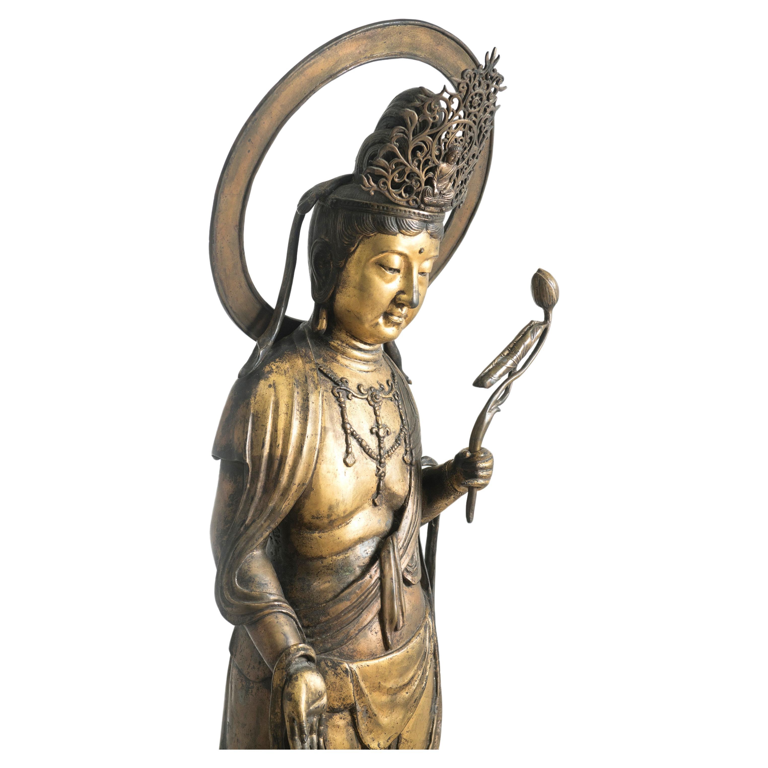 Une très grande figure en bronze de Sho Kannon. Japon, période Meiji 1868-1912 en vente
