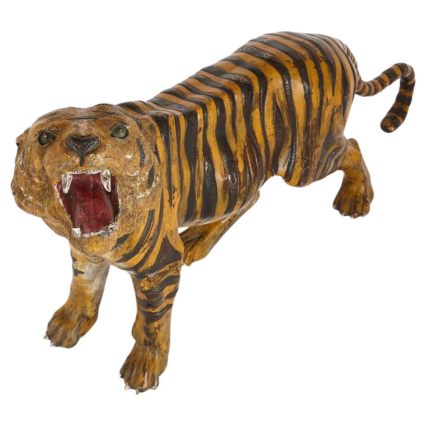 Ce saisissant tigre monumental en bronze a été produit à Vienne au tournant du XXe siècle selon la technique populaire du bronze peint à froid. Alors que la plupart des exemples de ce thème sont des miniatures d'environ 15 cm de long, cet exemple