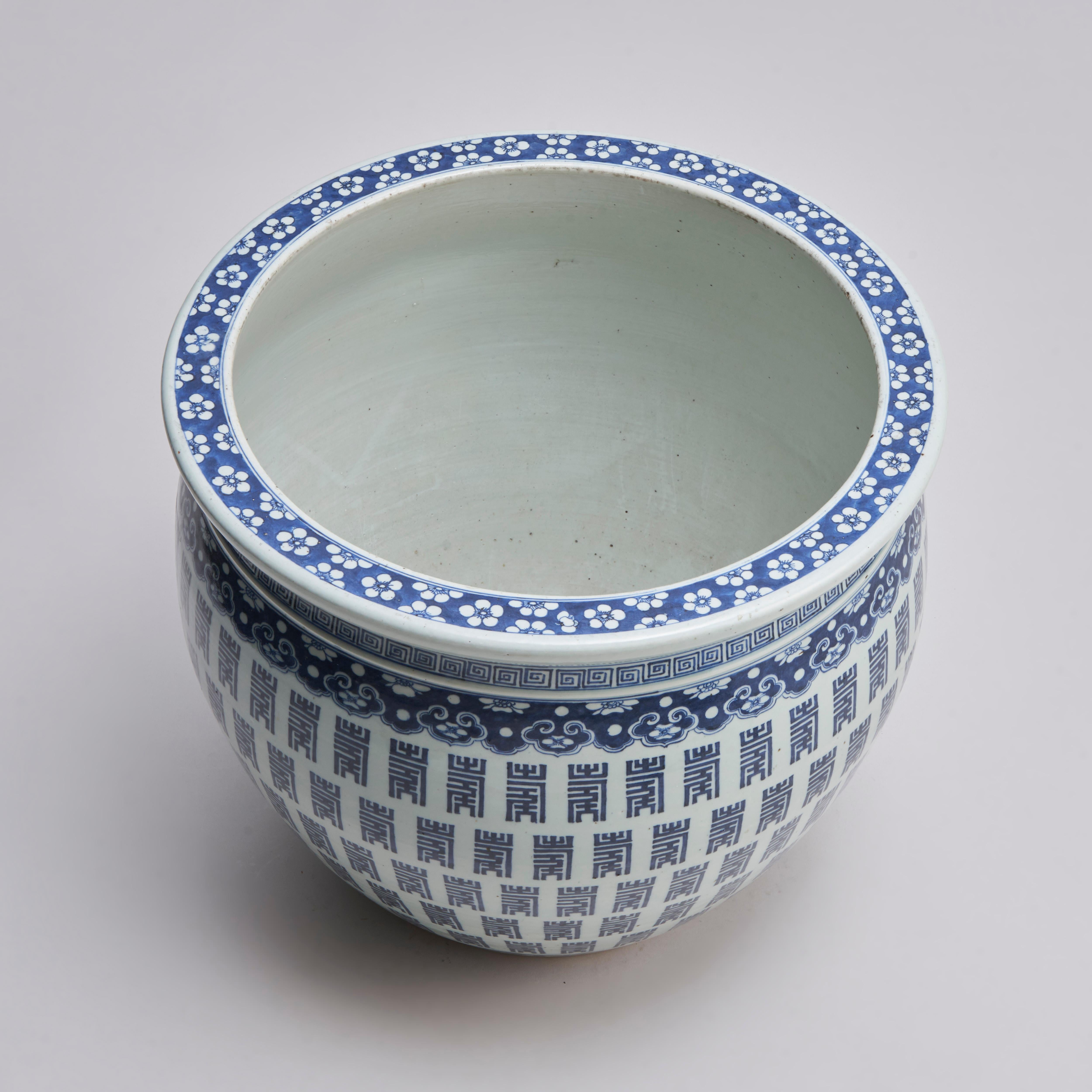 A very large, Chinese Nineteenth Century blue and white porcelain jardiniere  In Good Condition For Sale In London, GB