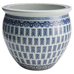 Eine sehr große, chinesische Jardiniere aus blauem und weißem Porzellan des neunzehnten Jahrhunderts 