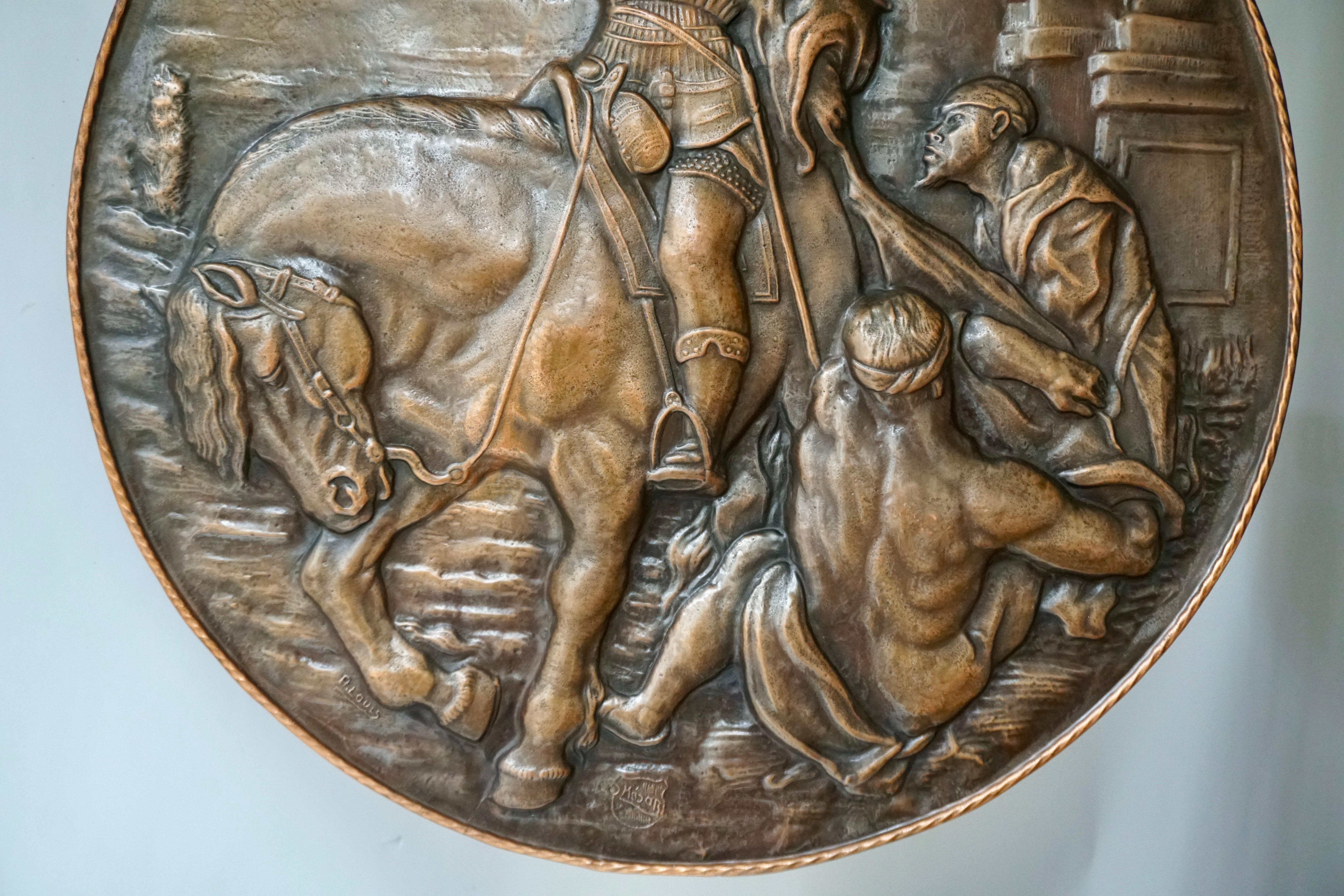 Großer Wandteller aus Kupfer mit Darstellung des Heiligen Martin auf Pferd in Relief (Europäisch) im Angebot