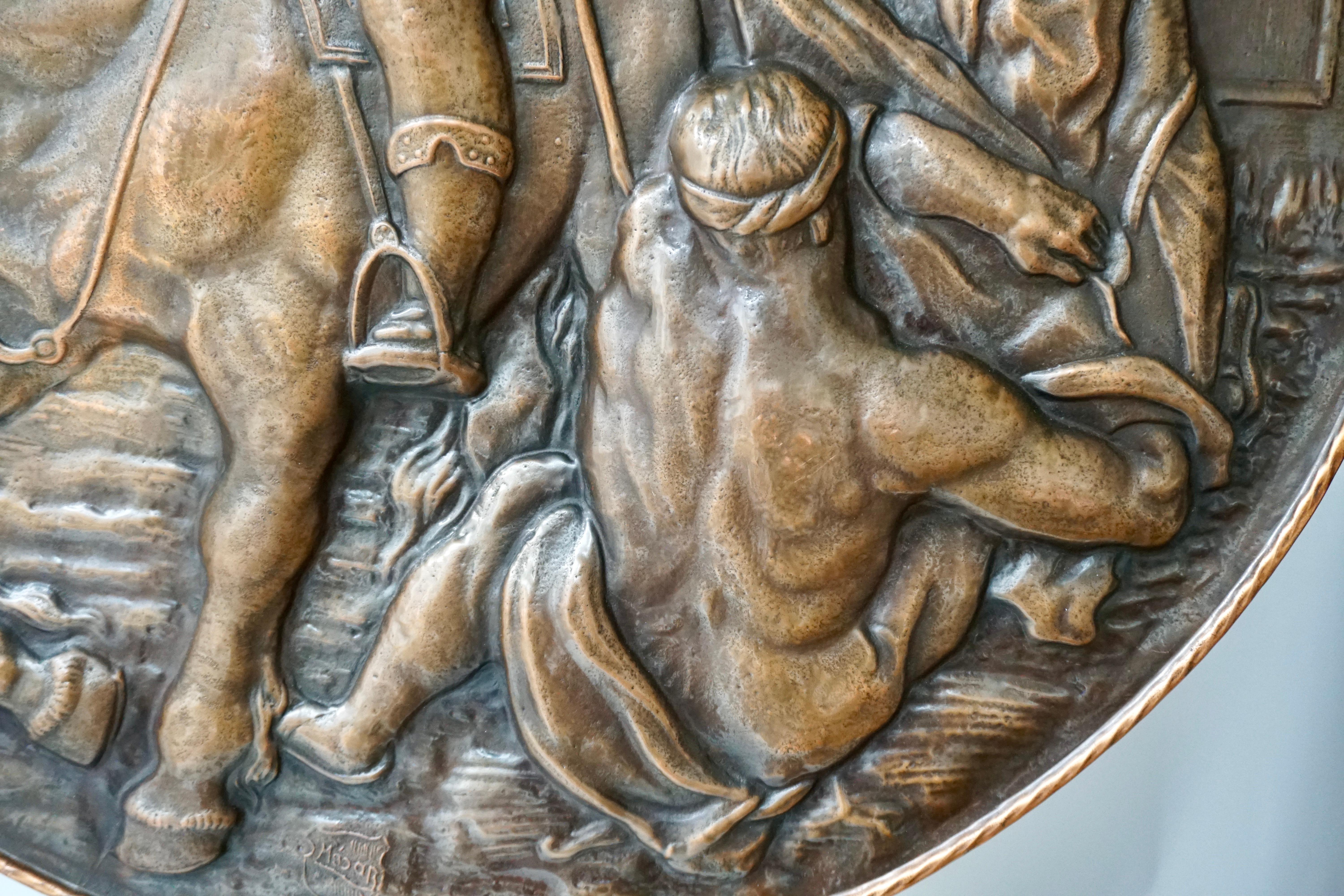 Großer Wandteller aus Kupfer mit Darstellung des Heiligen Martin auf Pferd in Relief (Gehämmert) im Angebot