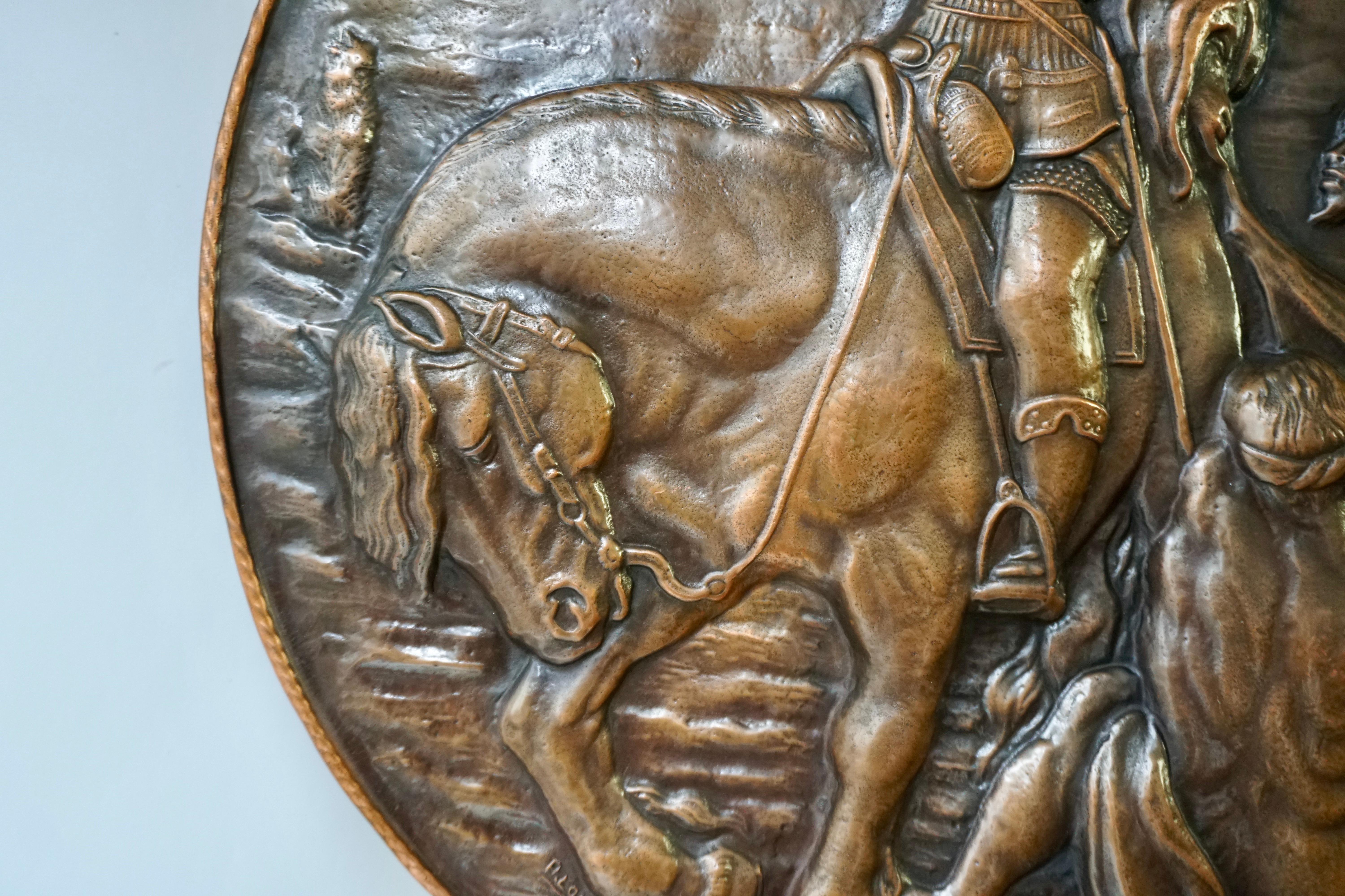 Großer Wandteller aus Kupfer mit Darstellung des Heiligen Martin auf Pferd in Relief im Zustand „Gut“ im Angebot in Antwerp, BE