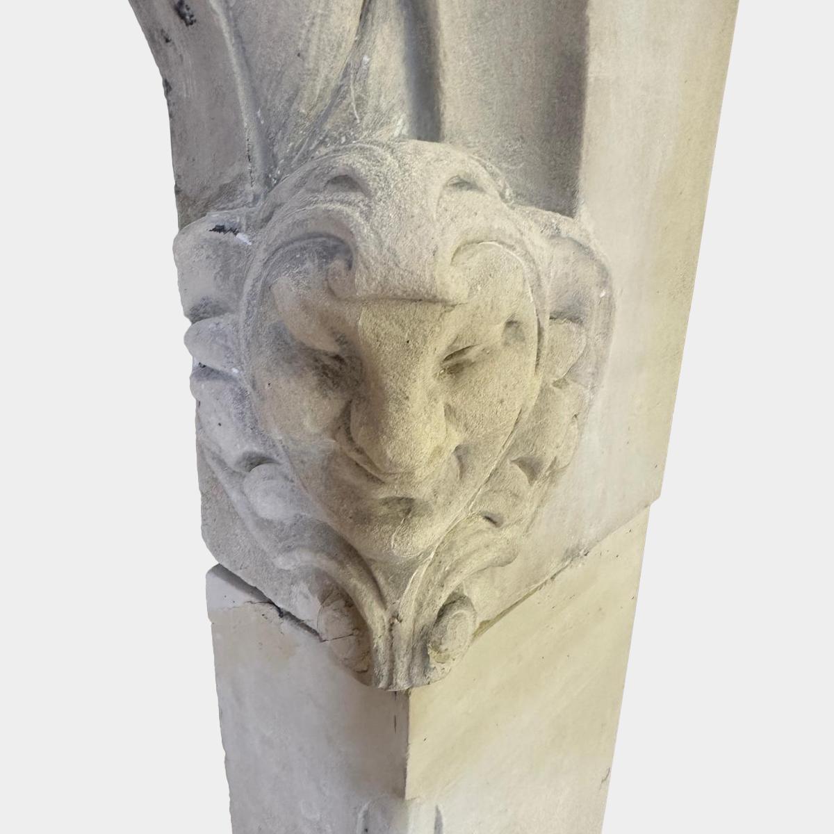 Una gran repisa de chimenea gótica antigua inglesa siglo XVIII en venta