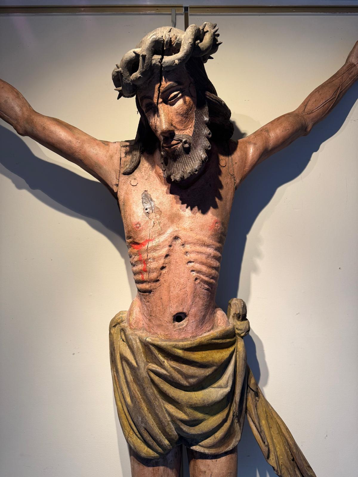 Cristo molto grande (1,80 m dalle mani ai piedi) scolpito a tutto tondo, con la sua policromia originale. Legno di Oak, probabilmente proveniente dai laboratori di scultura di Troyes, nella regione dell'Aube. Prima metà del XVI secolo. La barba