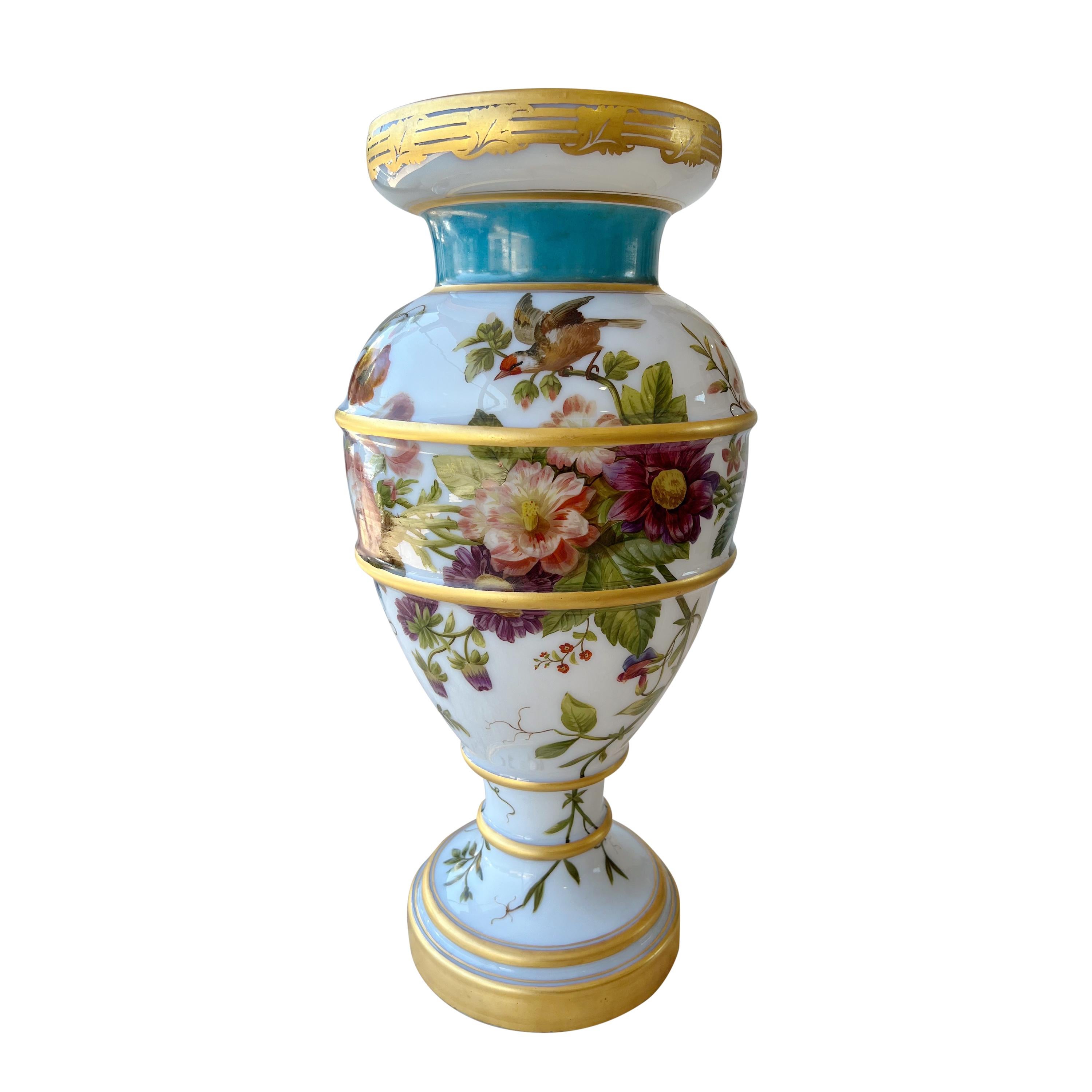 Très grand vase français en verre opalin émaillé de Baccarat, vers 1845.

Superbement peinte avec des oiseaux et des fleurs sur le corps coloré à fond blanc dominant. Finitions à la feuille d'or sur l'ensemble de la pièce. La taille de la pièce est