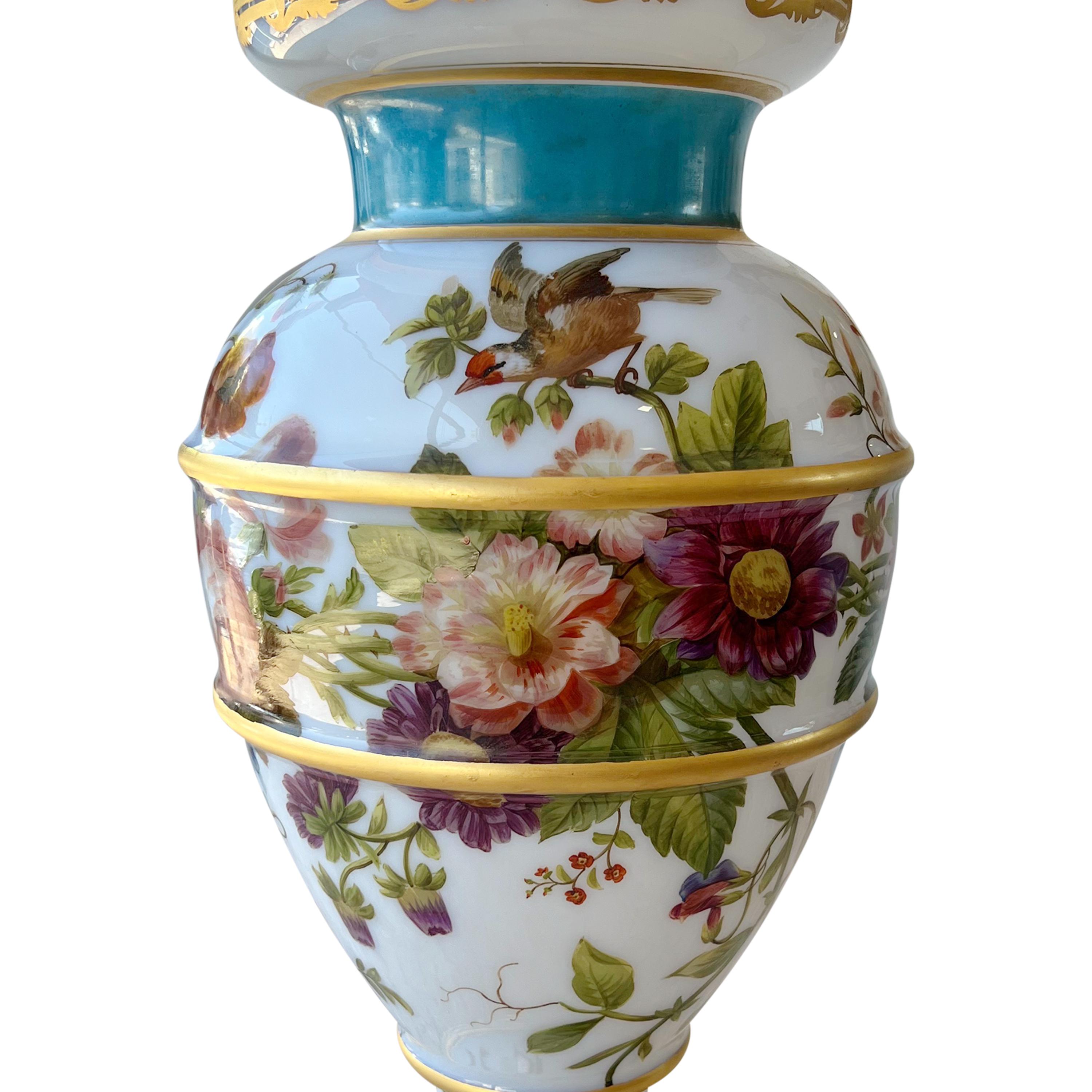 Français Très grand vase français décoré en verre opalin émaillé de Baccarat, vers 1845 en vente