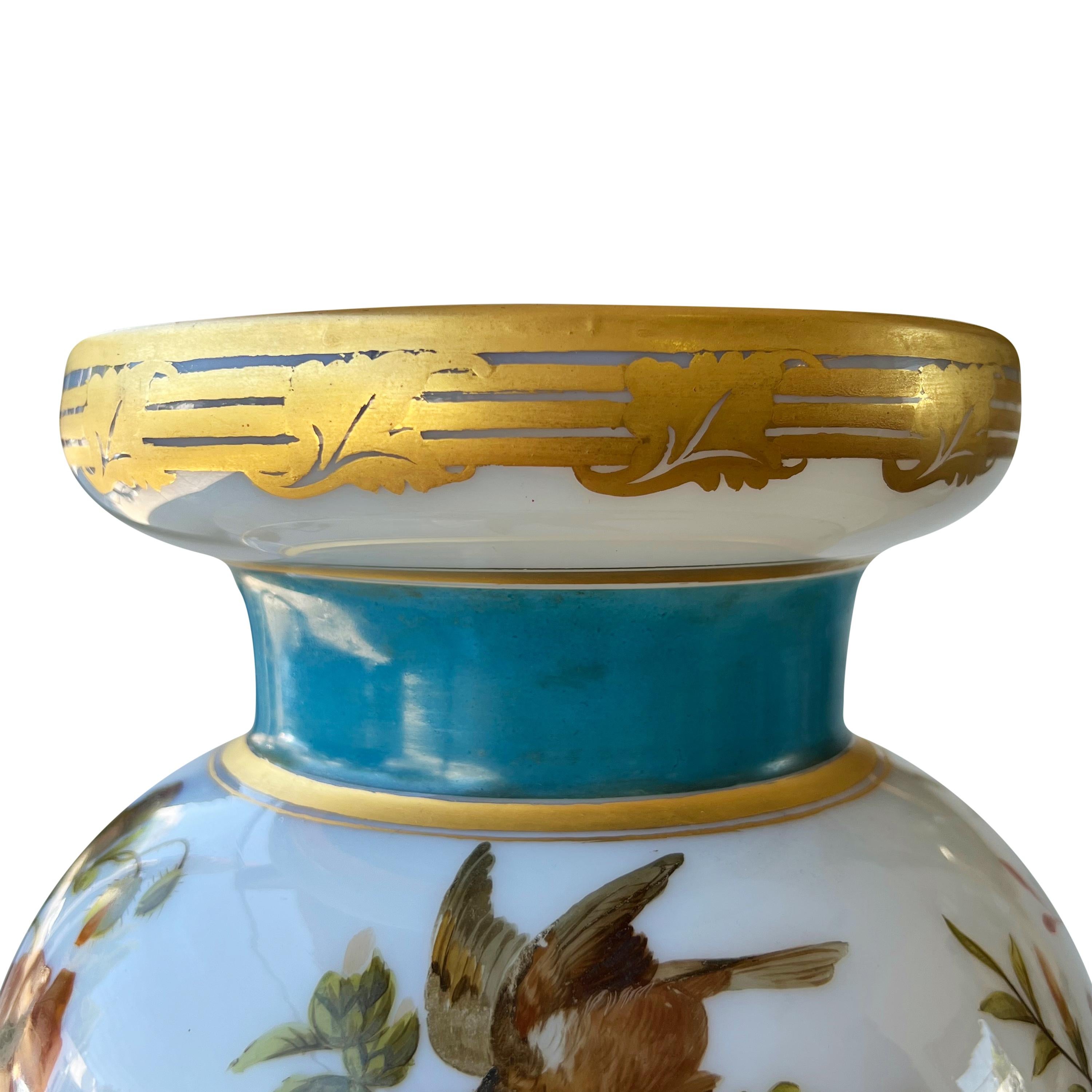 Peint à la main Très grand vase français décoré en verre opalin émaillé de Baccarat, vers 1845 en vente